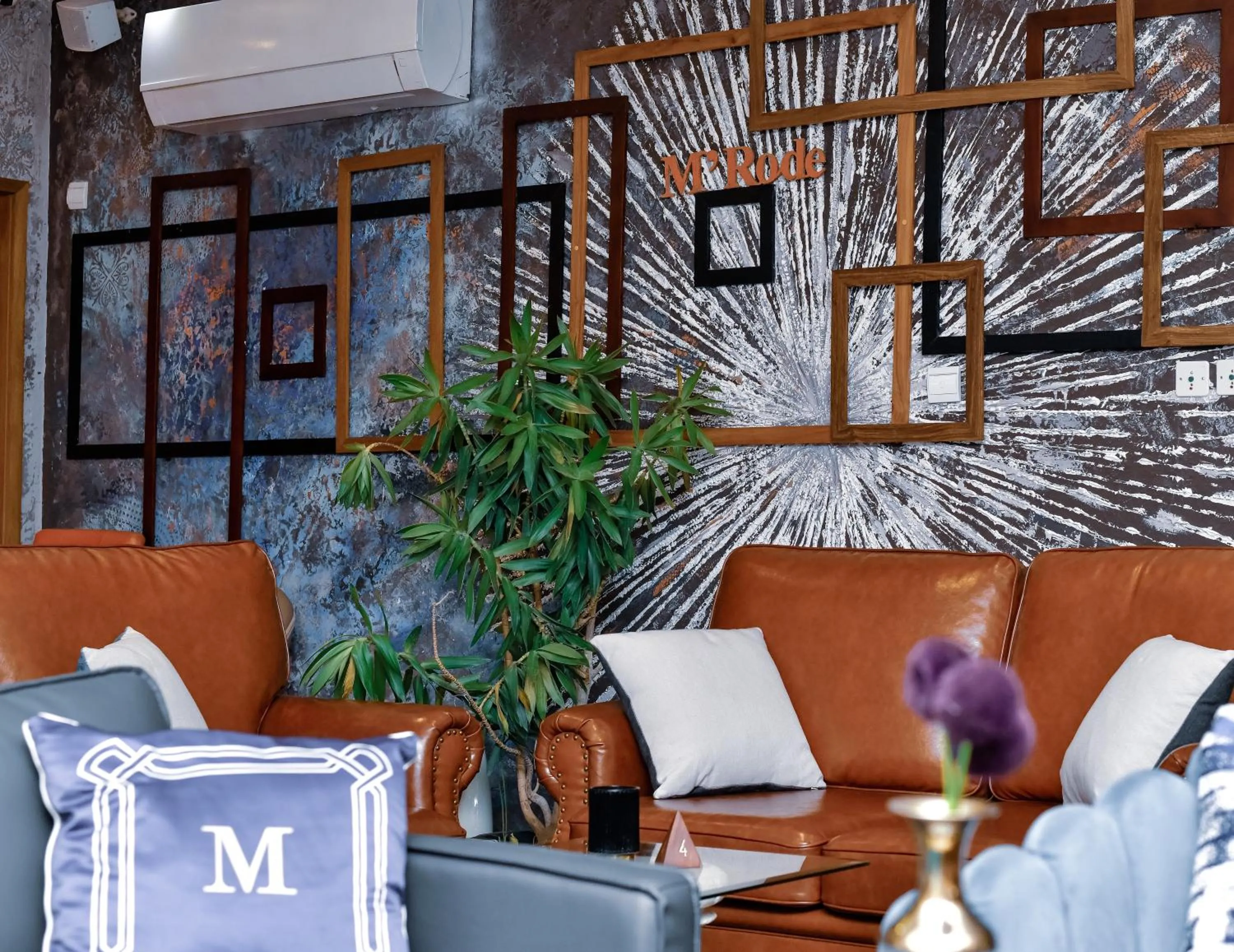 Restaurant/places to eat in Hotel M'Rode