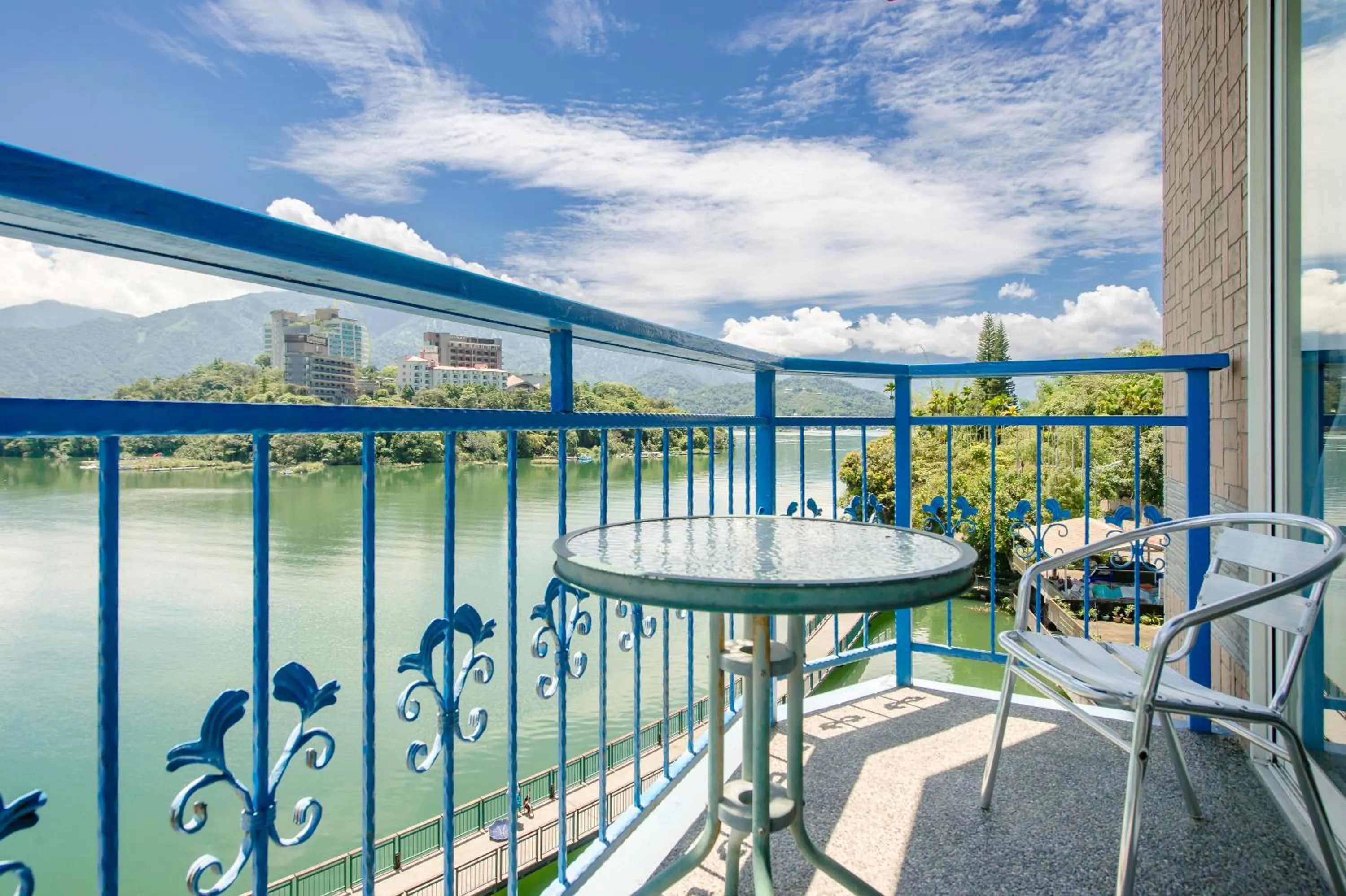 Balcony/Terrace in Bishui Shanju Lakeside B&B