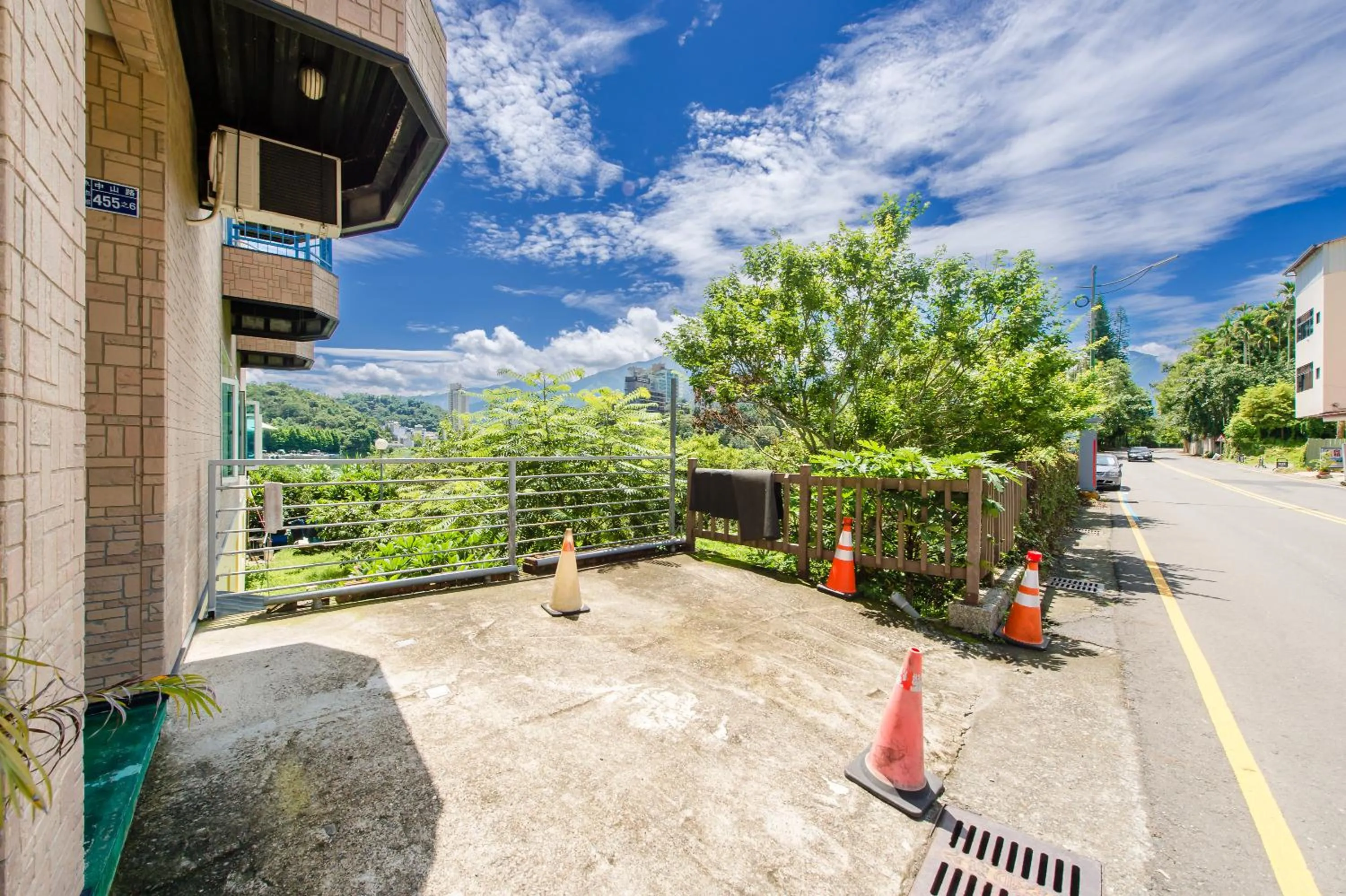 Parking in Bishui Shanju Lakeside B&B