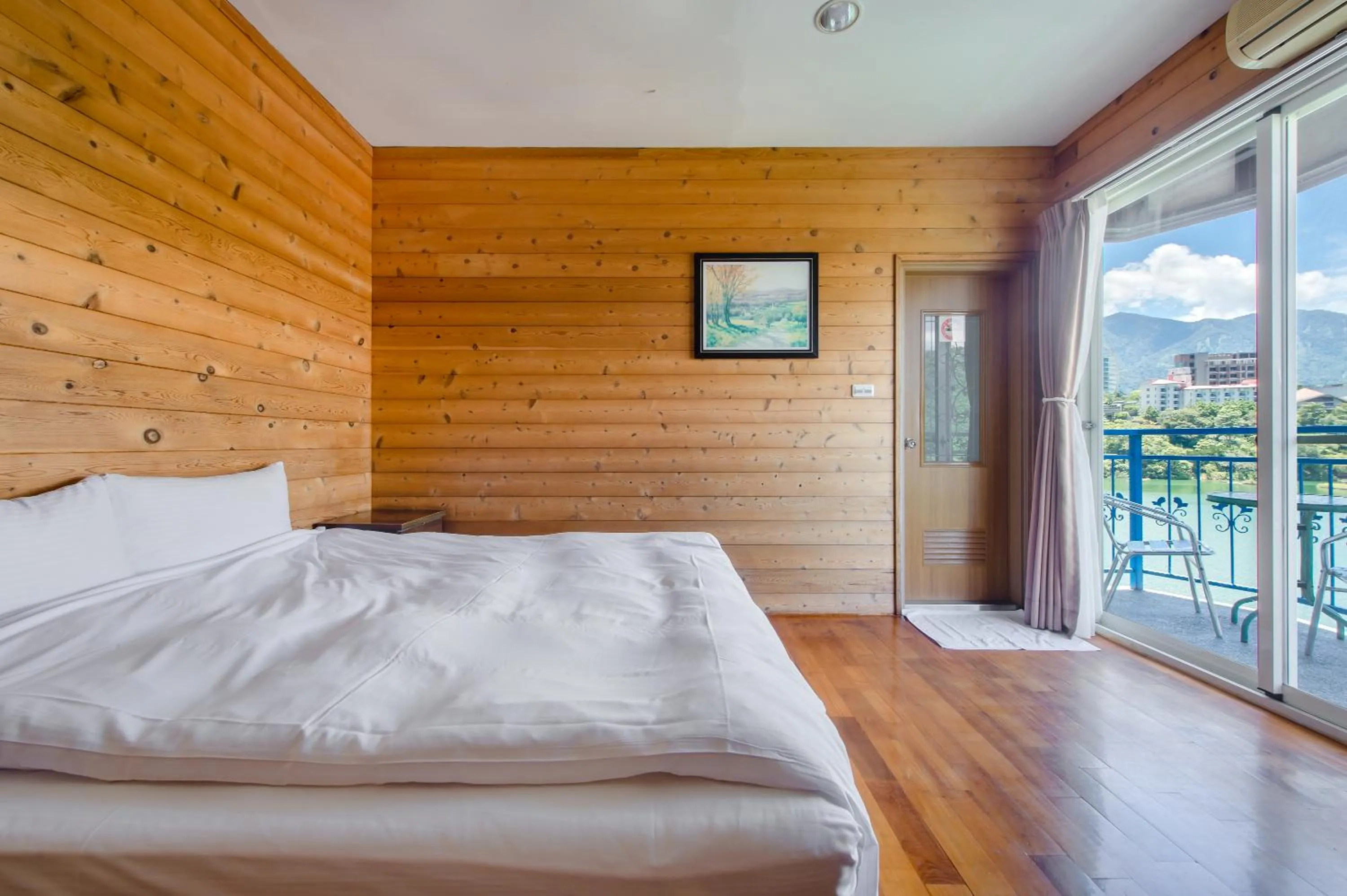 On site, Bed in Bishui Shanju Lakeside B&B