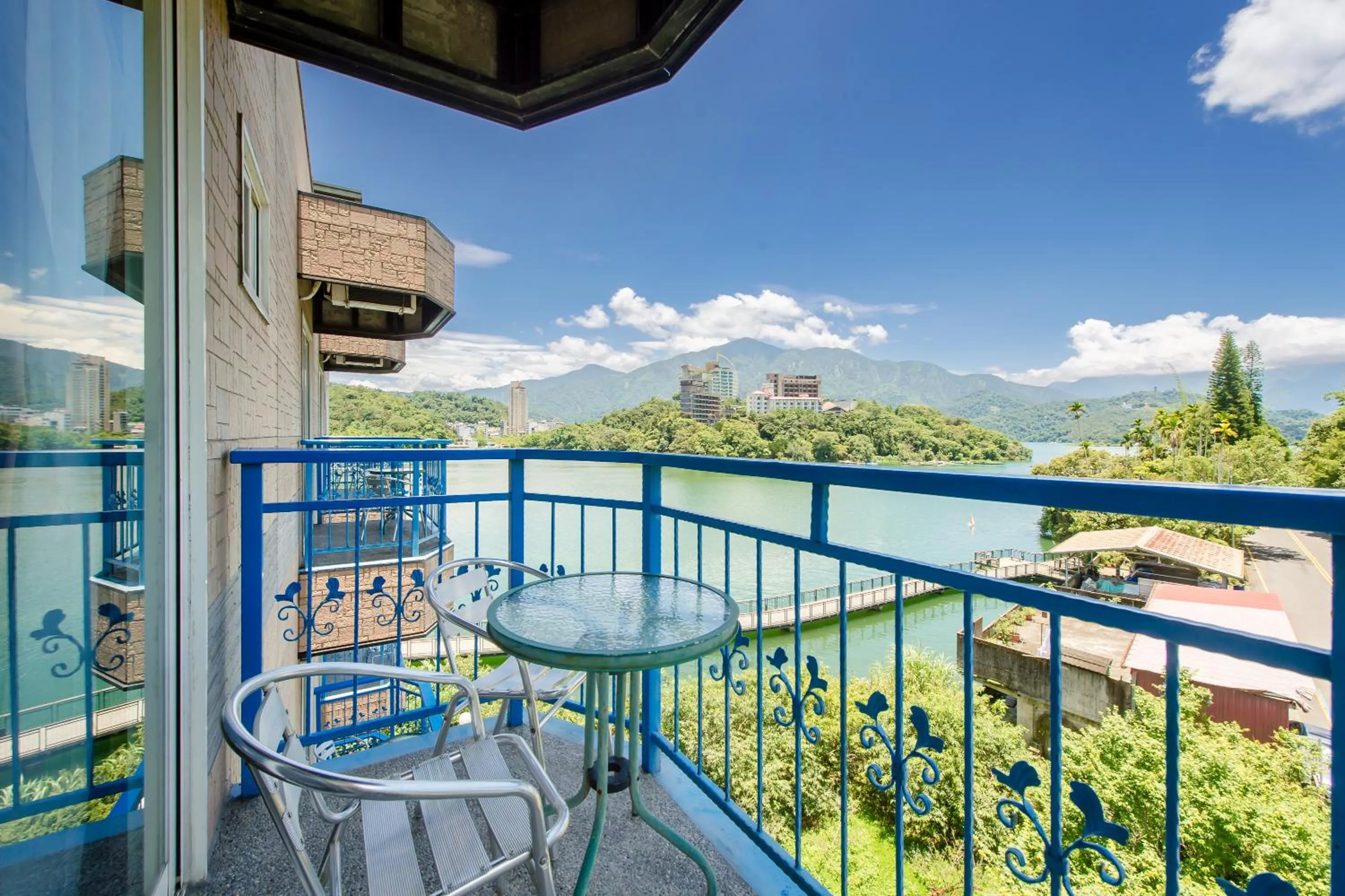 Balcony/Terrace in Bishui Shanju Lakeside B&B