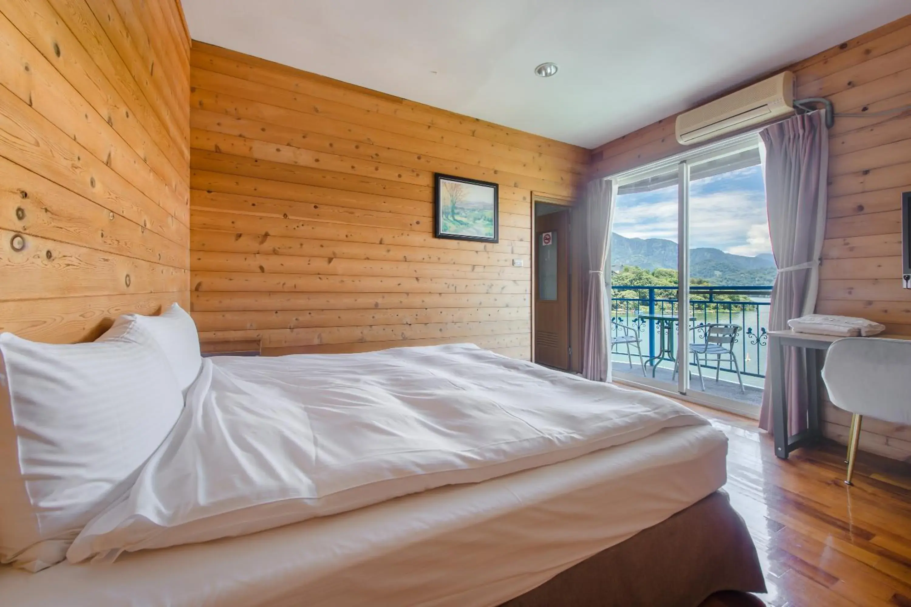 Double Room with Lake View in Bishui Shanju Lakeside B&B Double Room with Lake View in Bishui Shanju Lakeside B&B