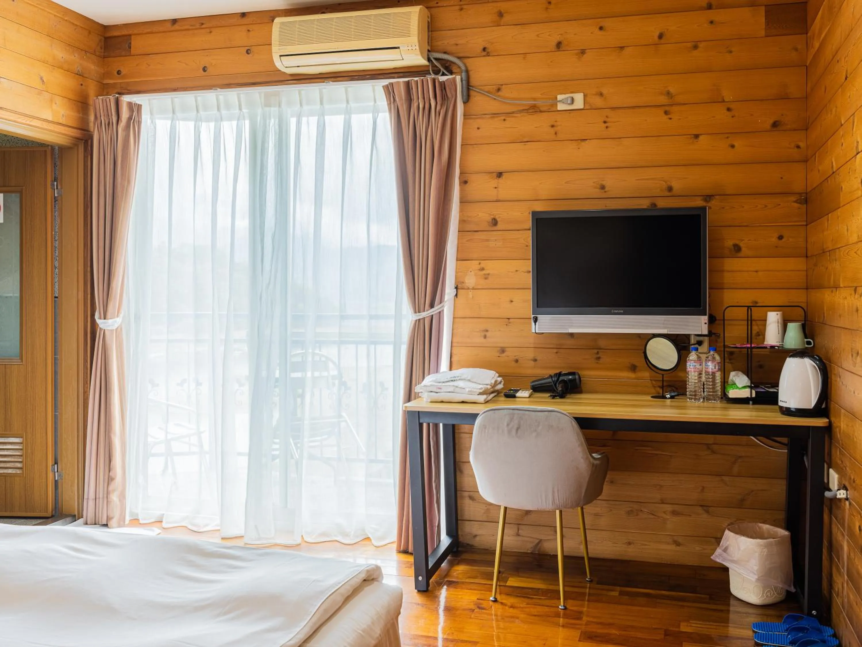 TV and multimedia, Bed in Bishui Shanju Lakeside B&B