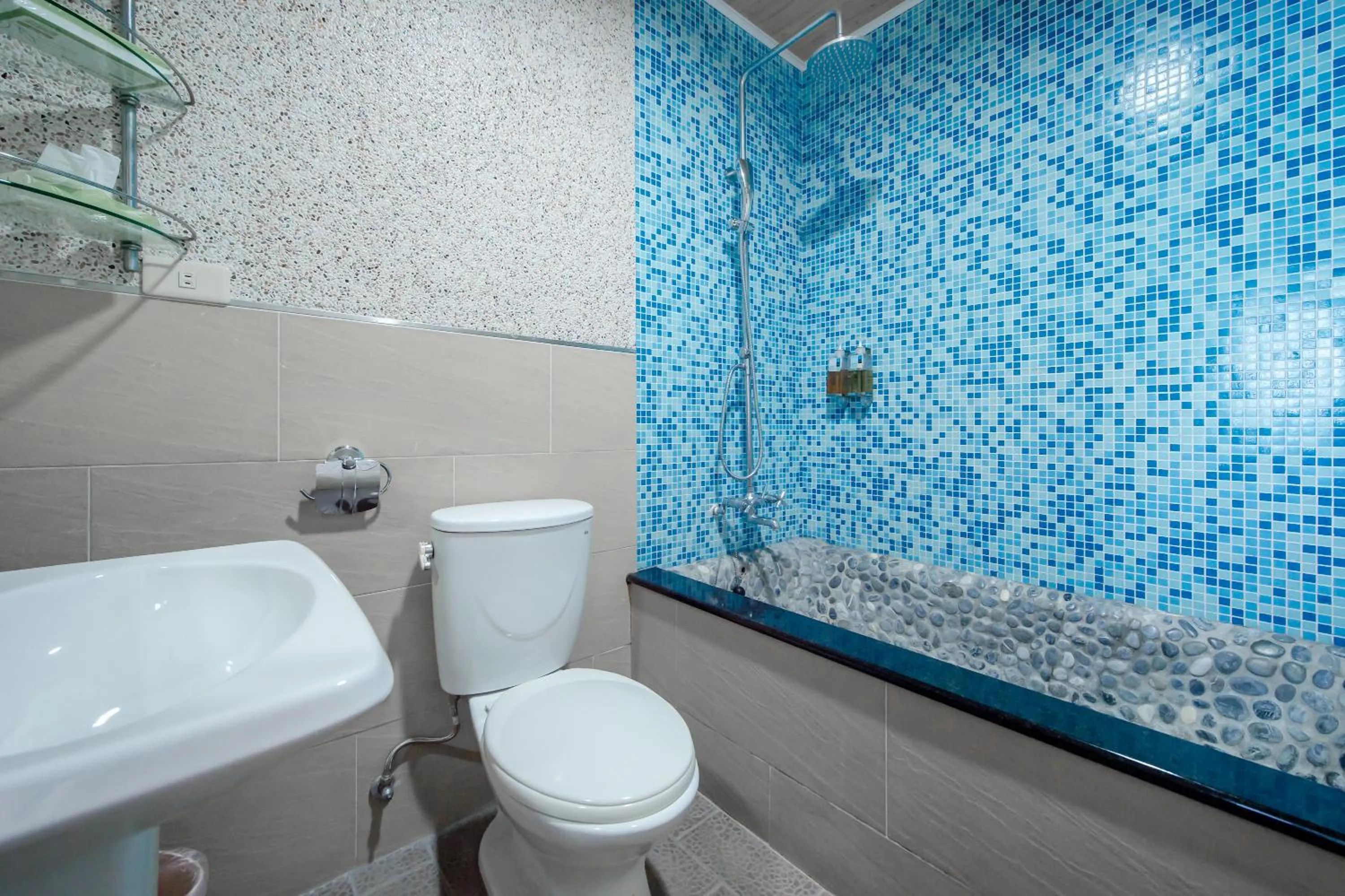 On site in Bishui Shanju Lakeside B&B