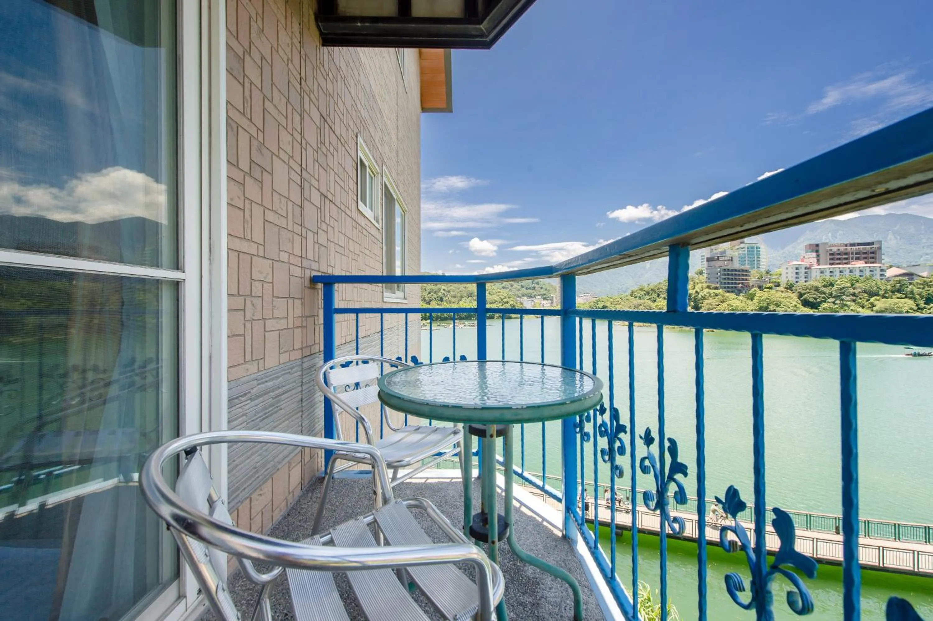 Balcony/Terrace in Bishui Shanju Lakeside B&B