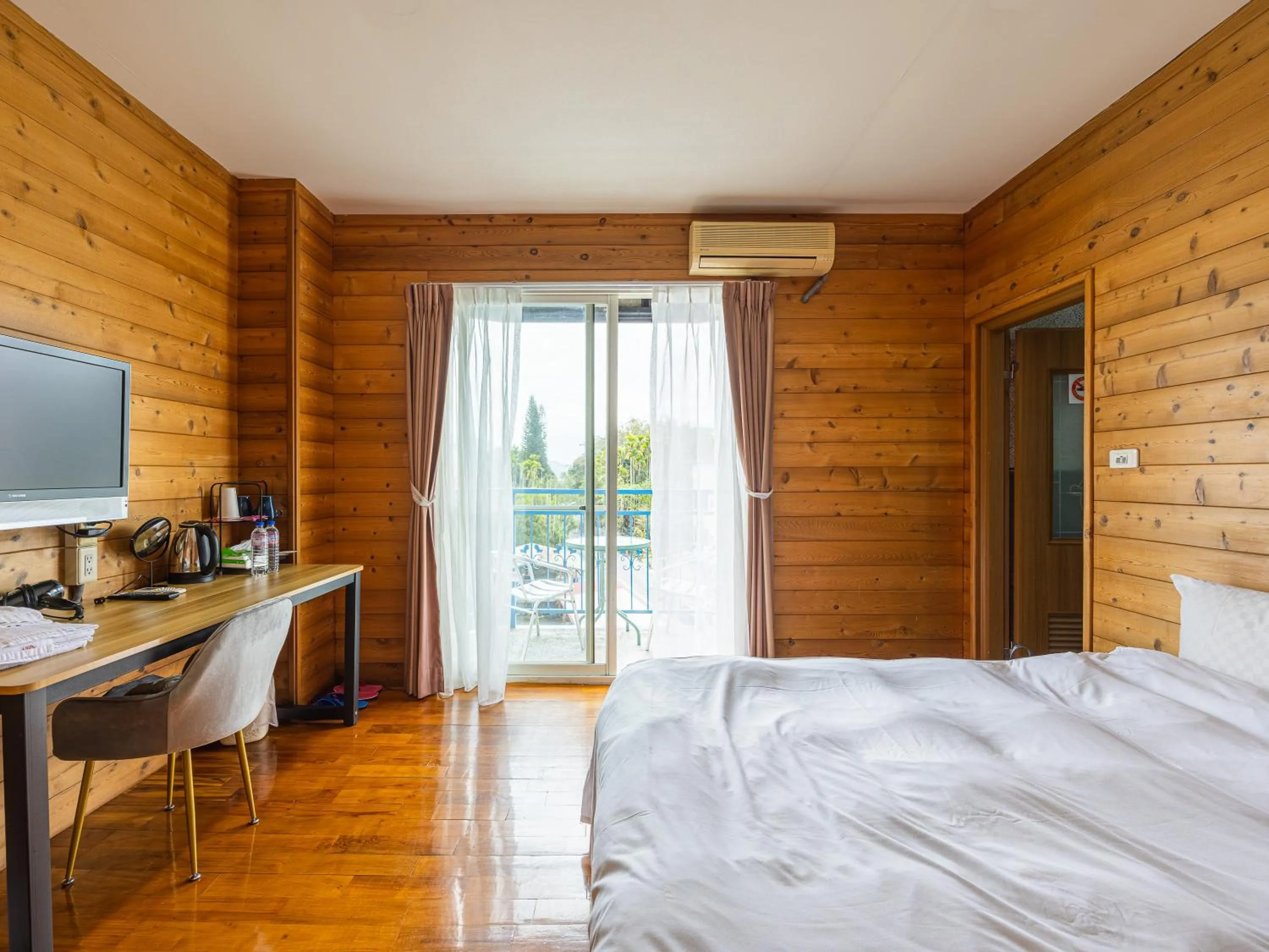 TV and multimedia, Bed in Bishui Shanju Lakeside B&B