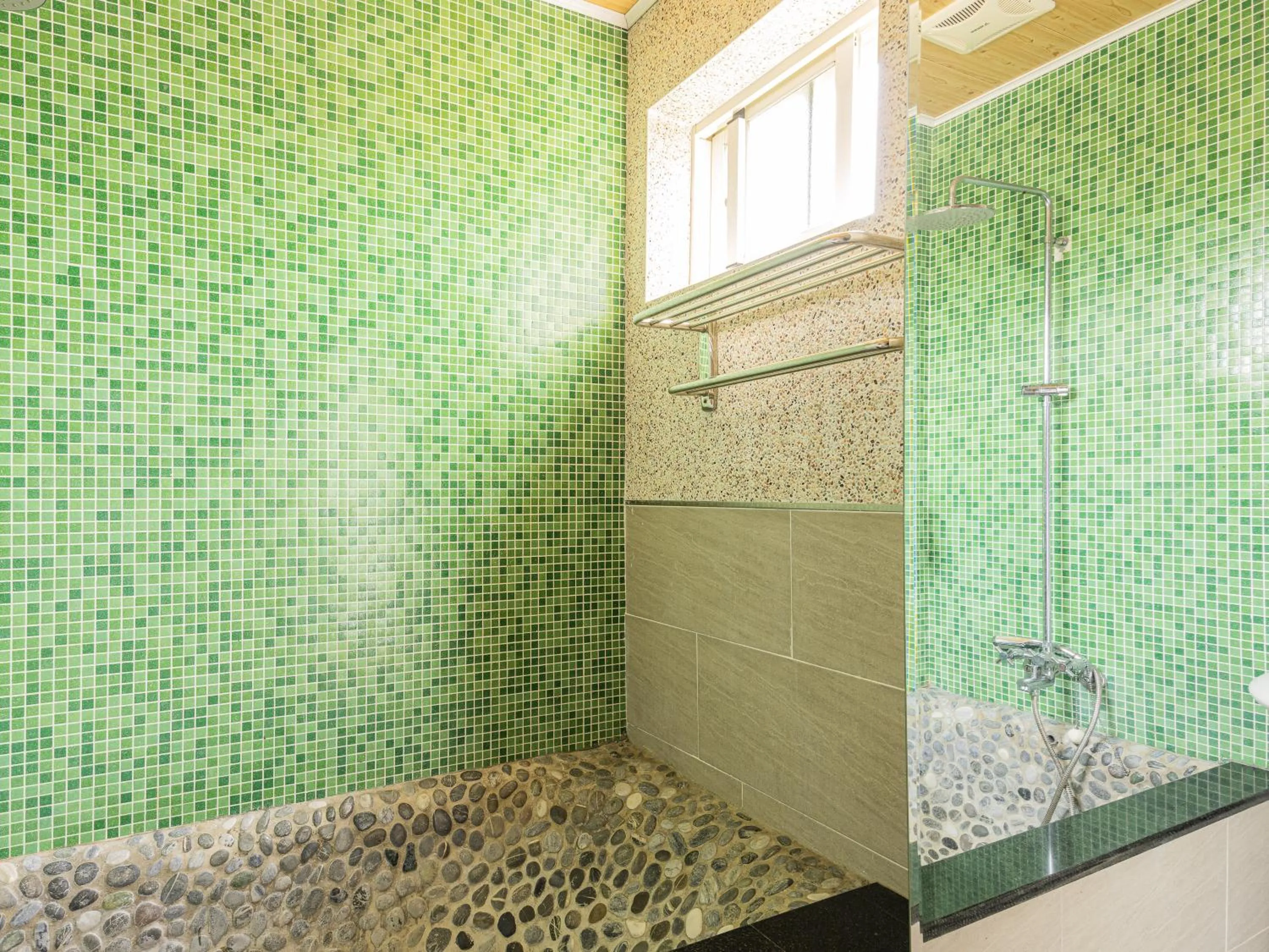 Bathroom in Bishui Shanju Lakeside B&B