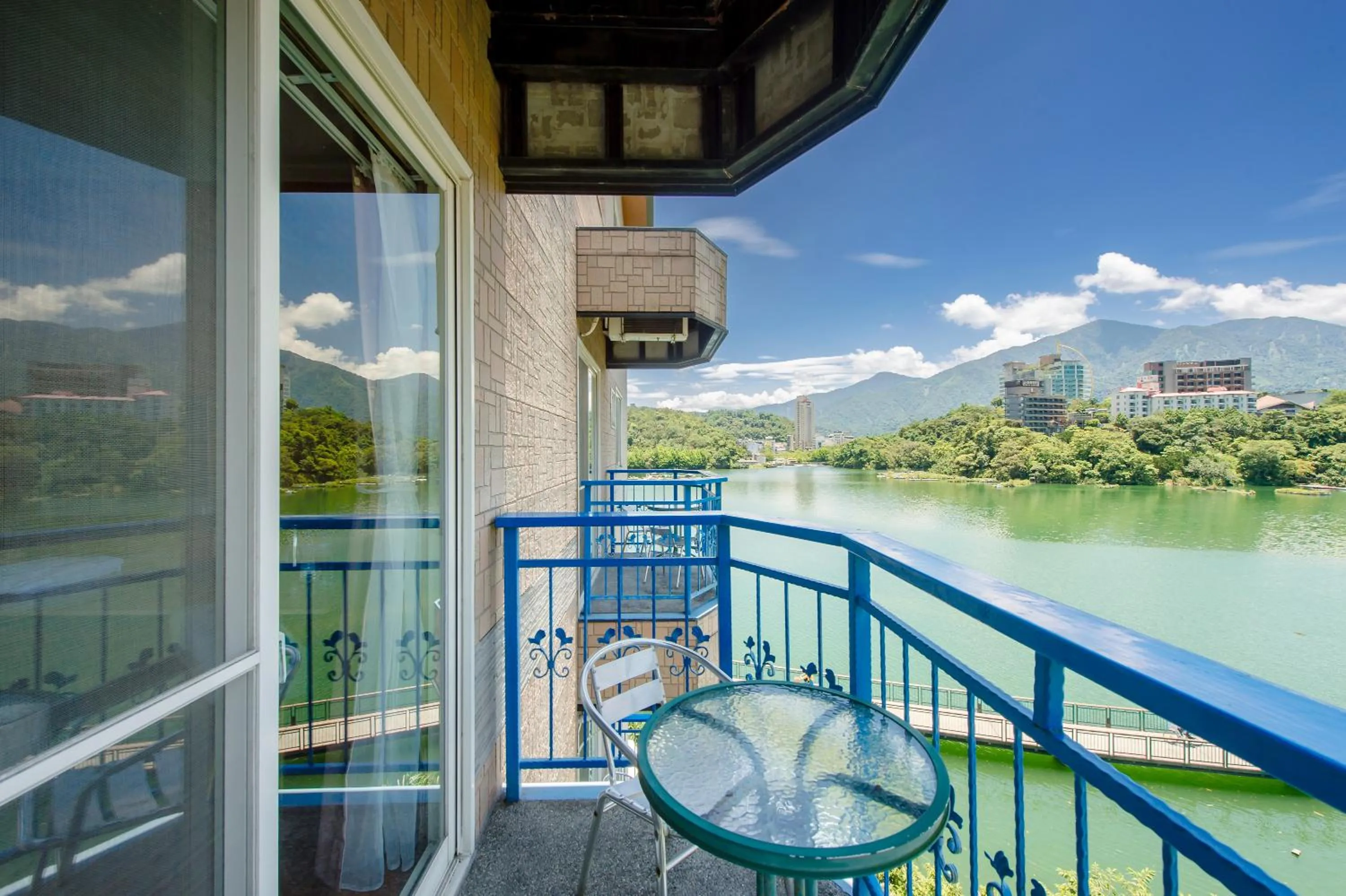 Balcony/Terrace in Bishui Shanju Lakeside B&B