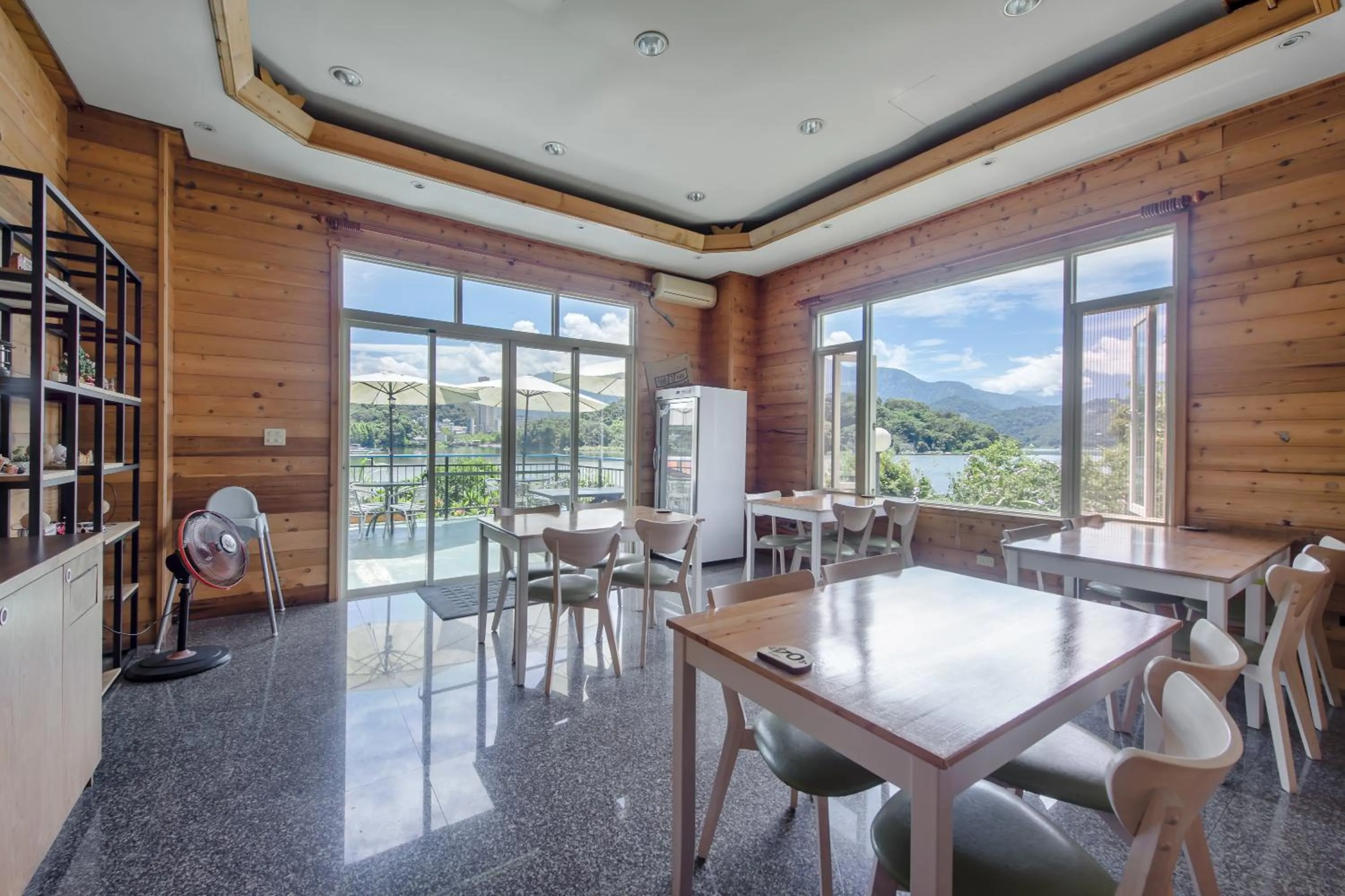 Lobby or reception in Bishui Shanju Lakeside B&B