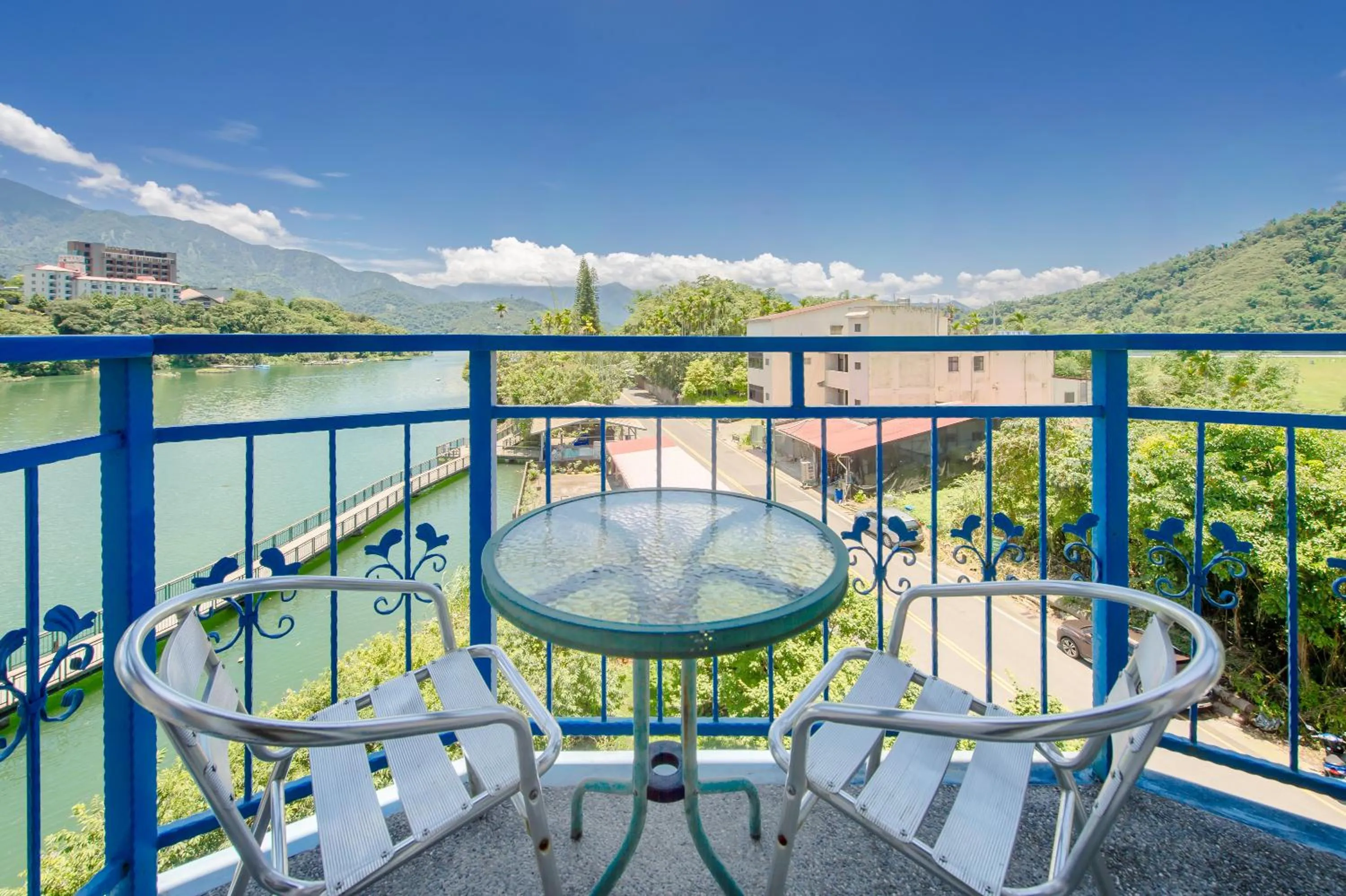 Balcony/Terrace in Bishui Shanju Lakeside B&B