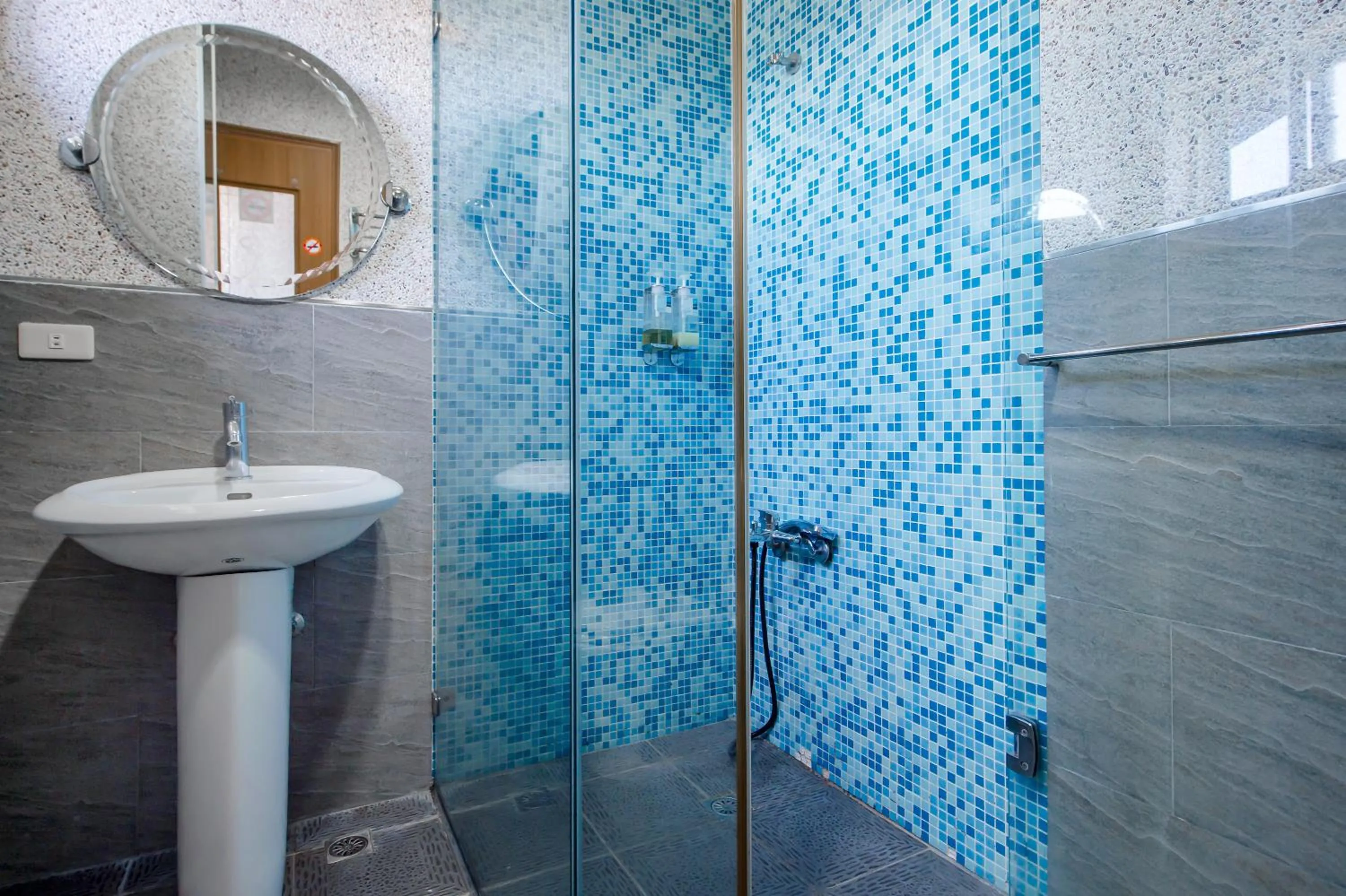 Shower in Bishui Shanju Lakeside B&B