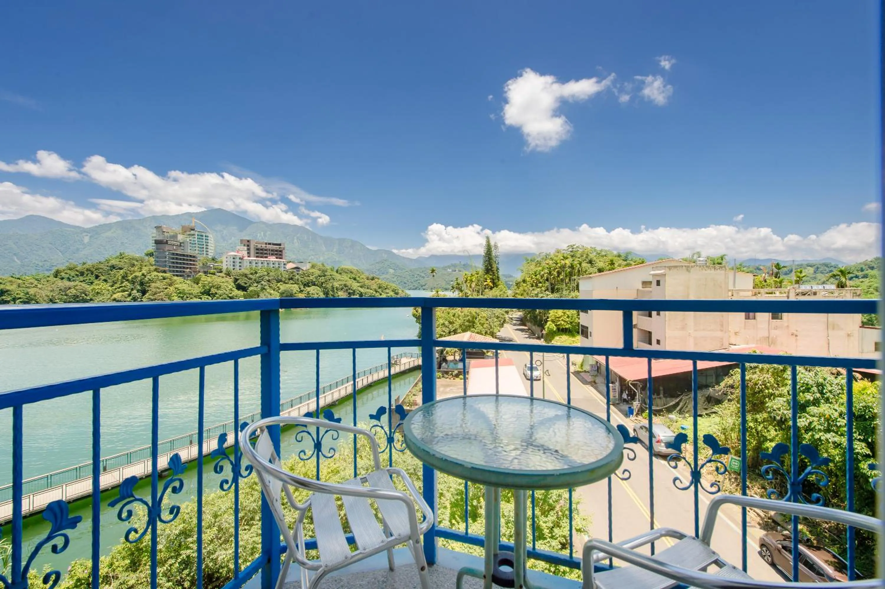 Balcony/Terrace in Bishui Shanju Lakeside B&B