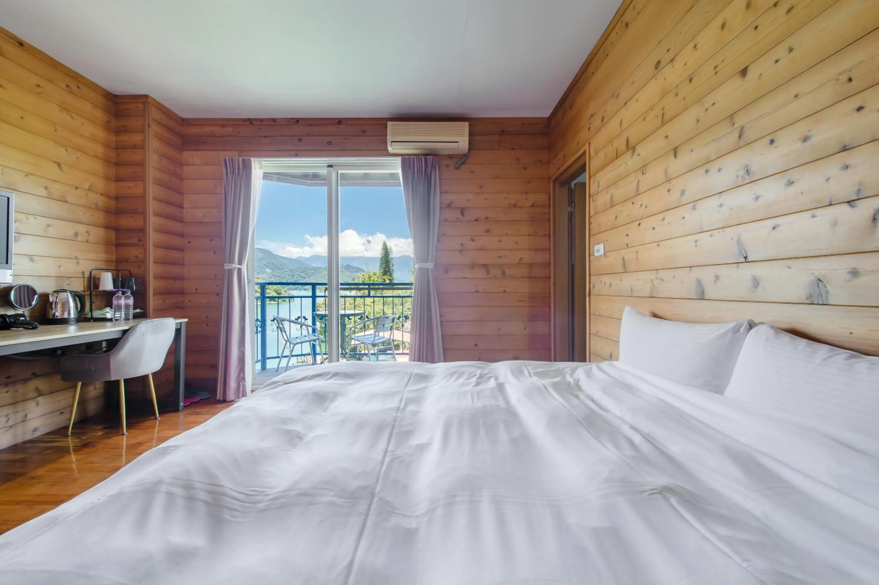 On site, Bed in Bishui Shanju Lakeside B&B
