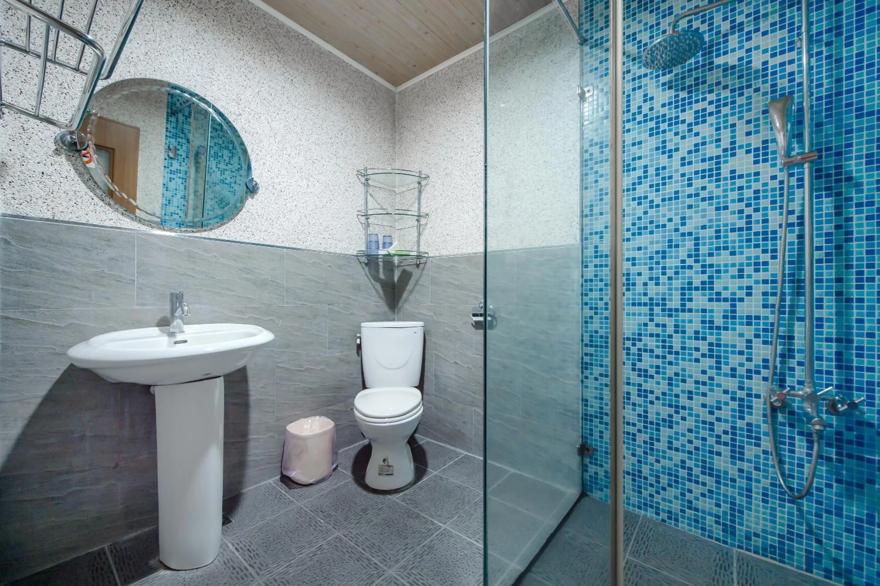 Shower in Bishui Shanju Lakeside B&B