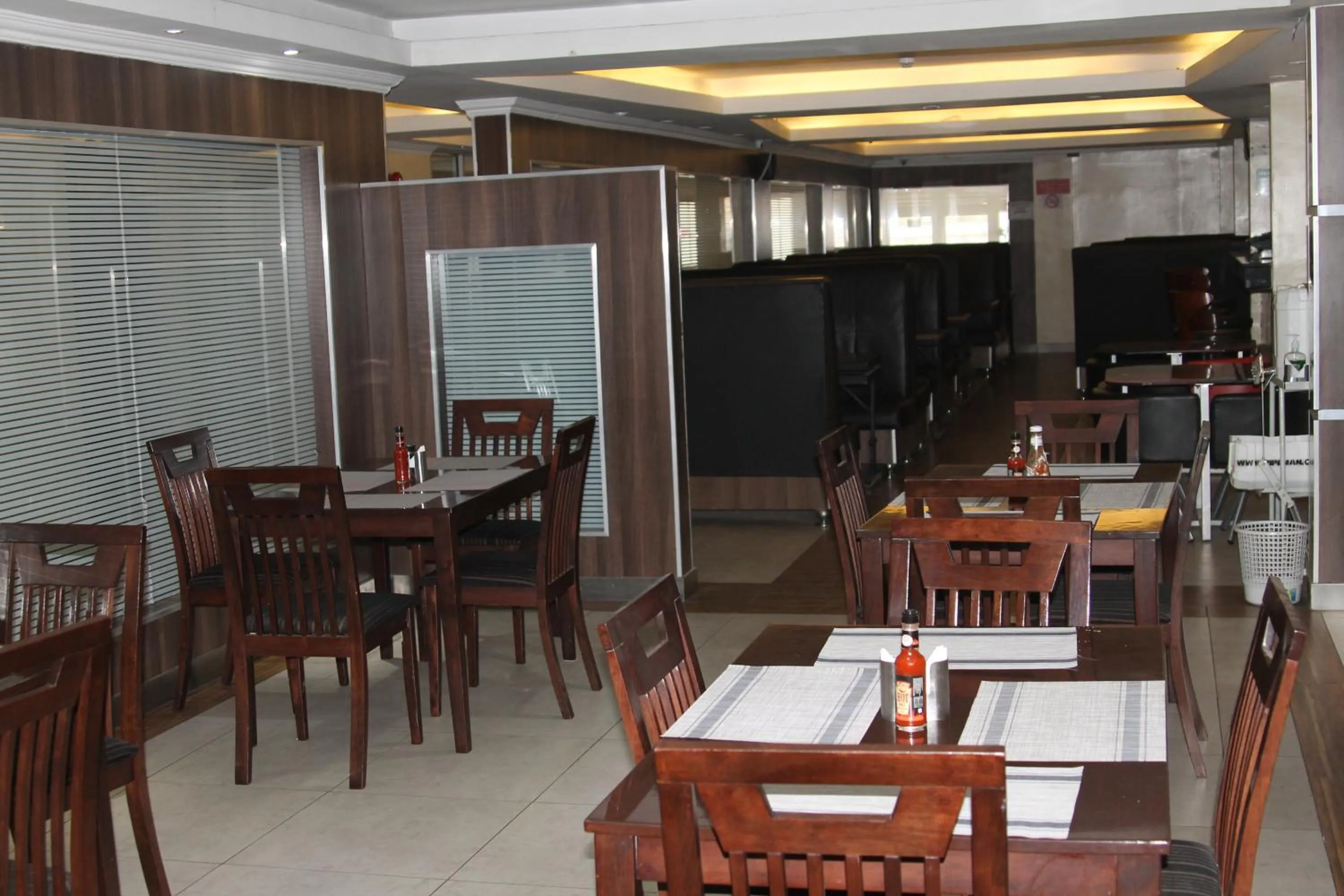 Restaurant/places to eat in Airport Landing Hotel