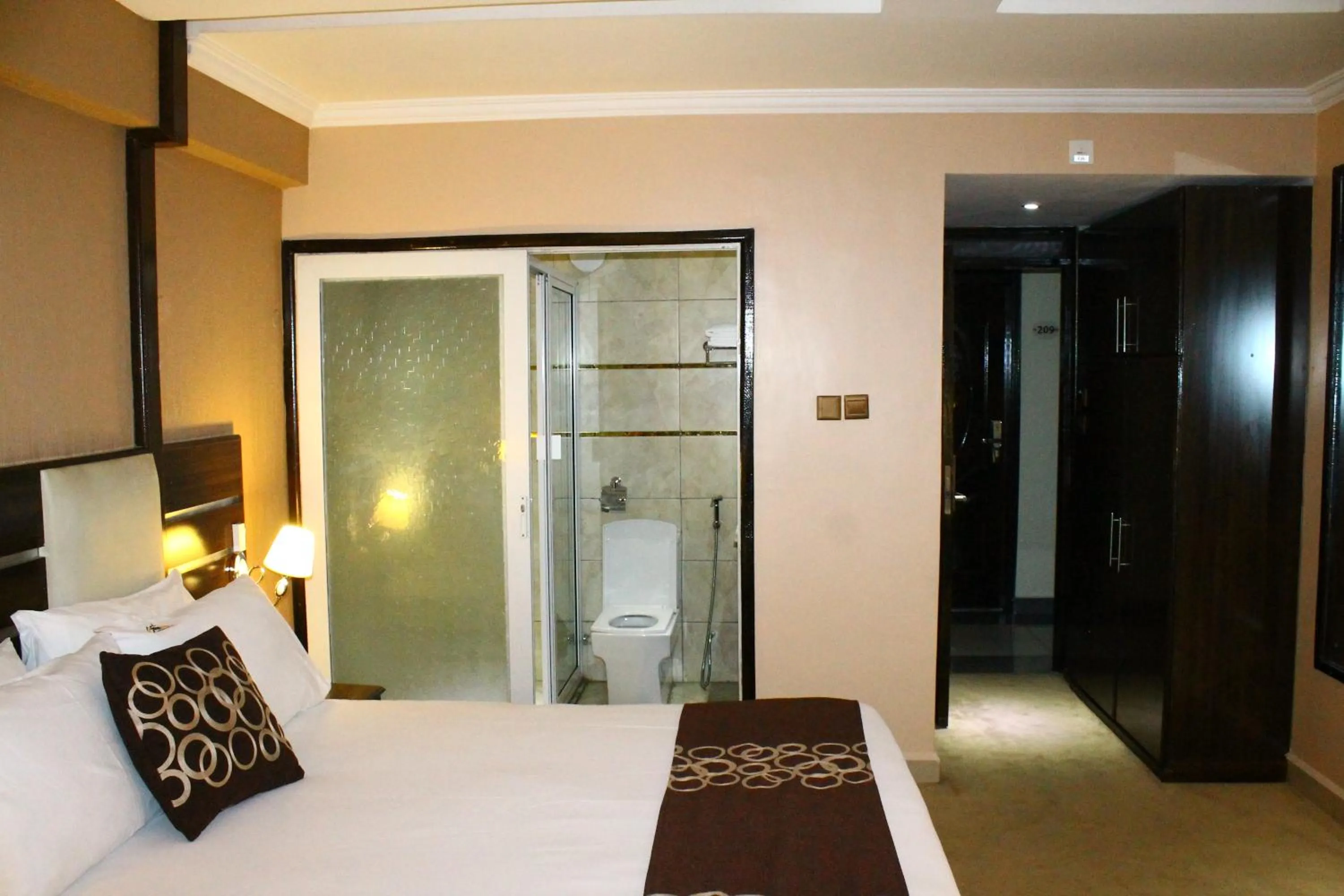Bathroom, Bed in Airport Landing Hotel