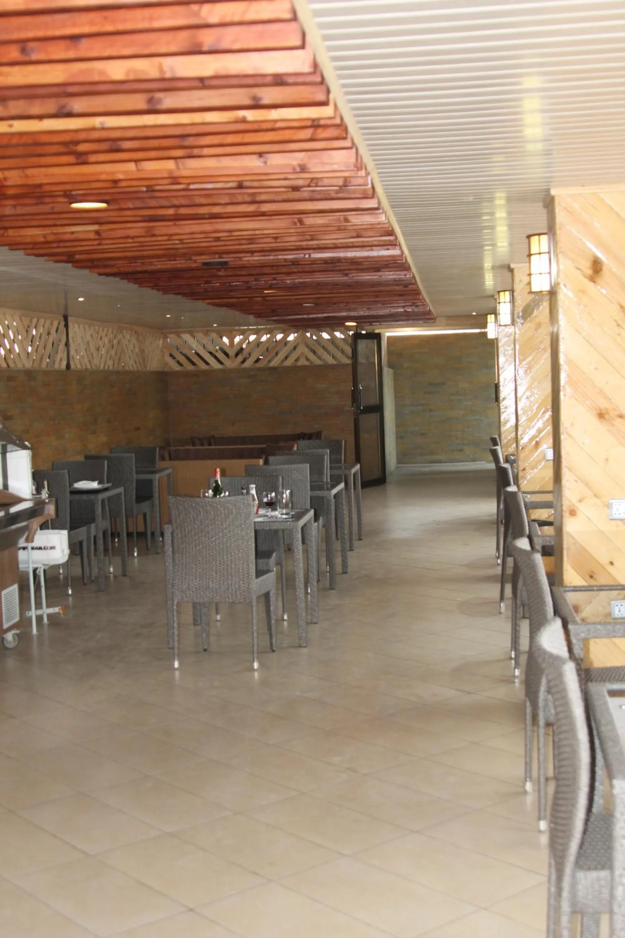 Restaurant/places to eat in Airport Landing Hotel