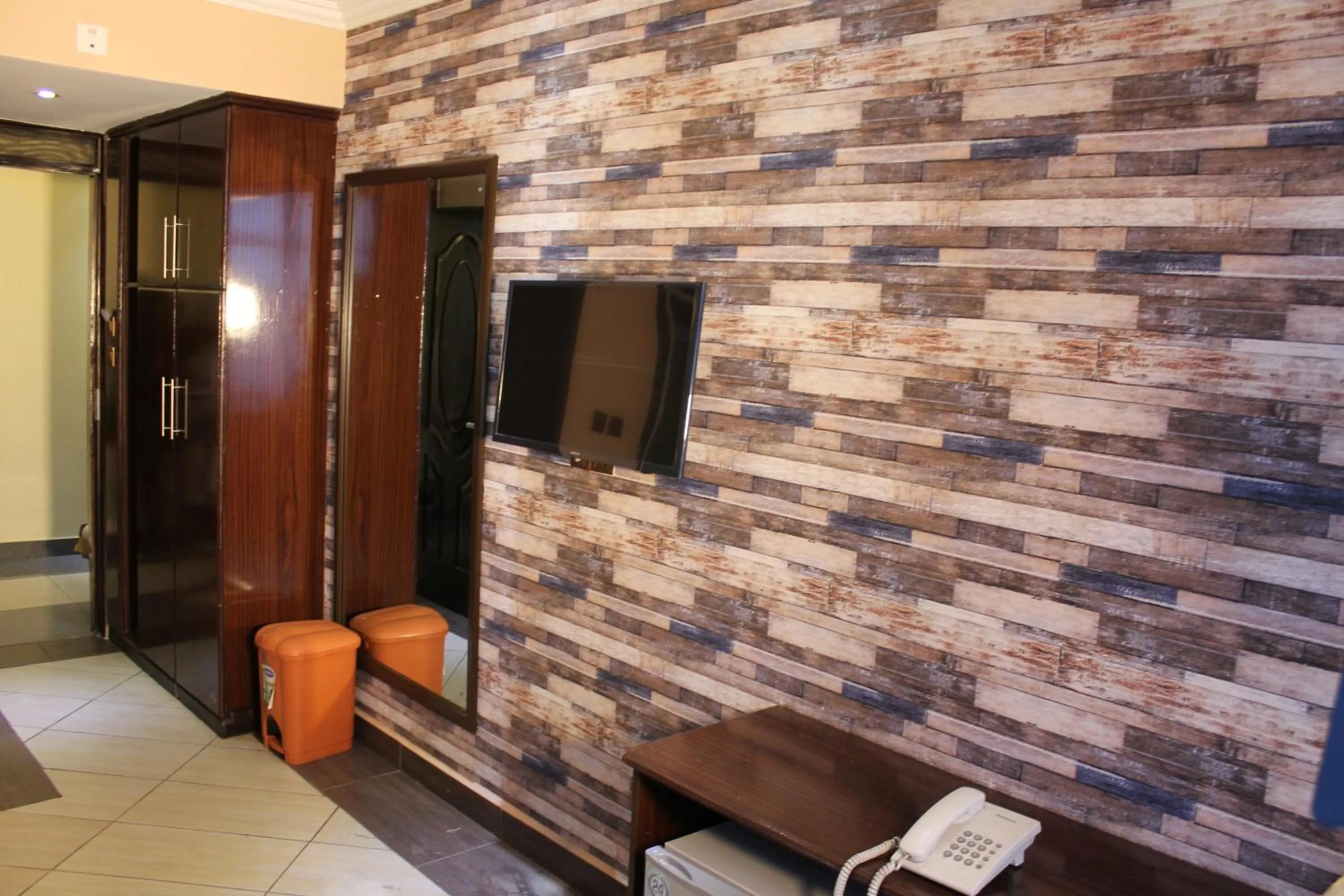 TV and multimedia in Airport Landing Hotel