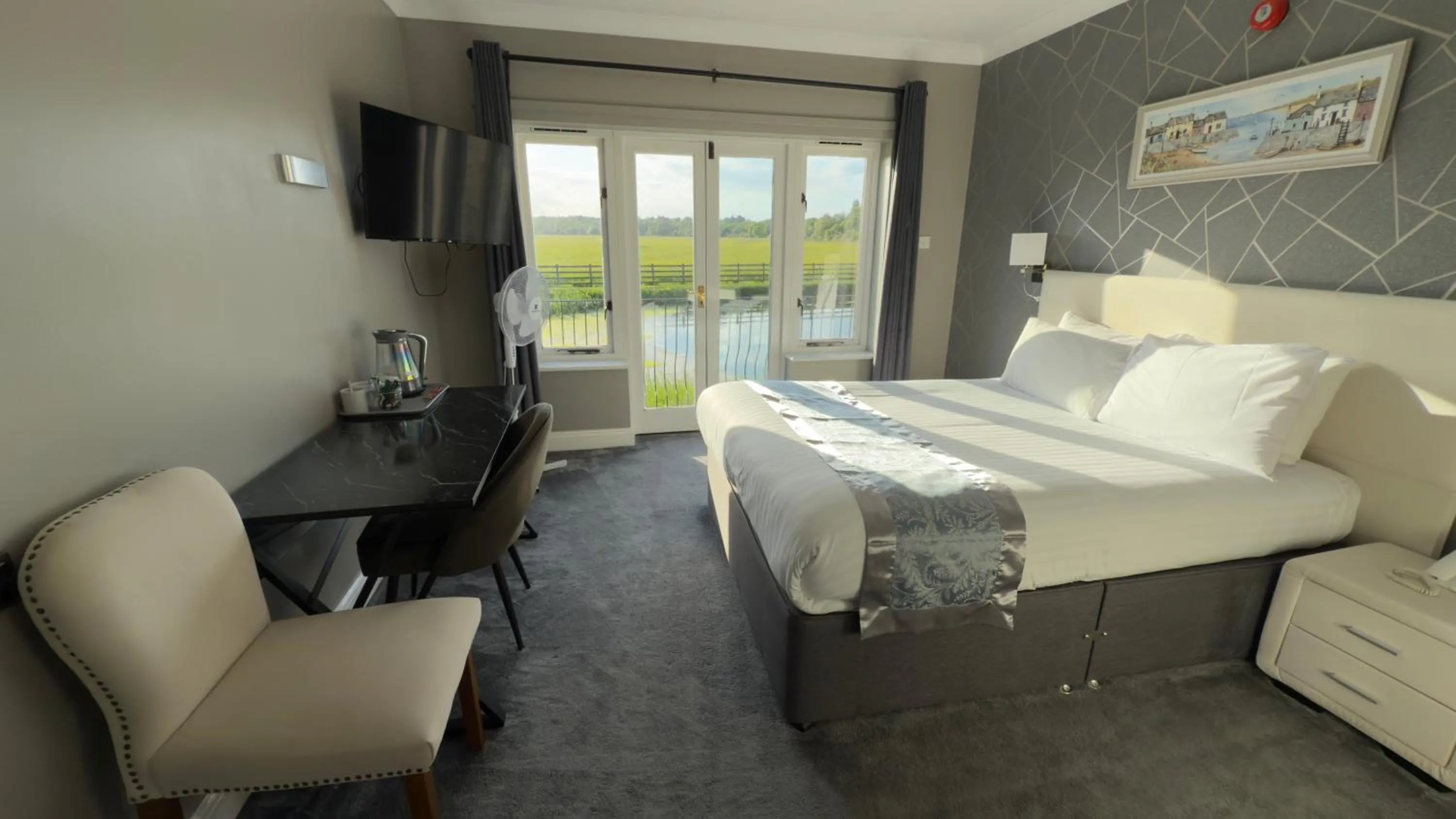 Photo of the whole room, Bed in Dolphin Hotel St Ives