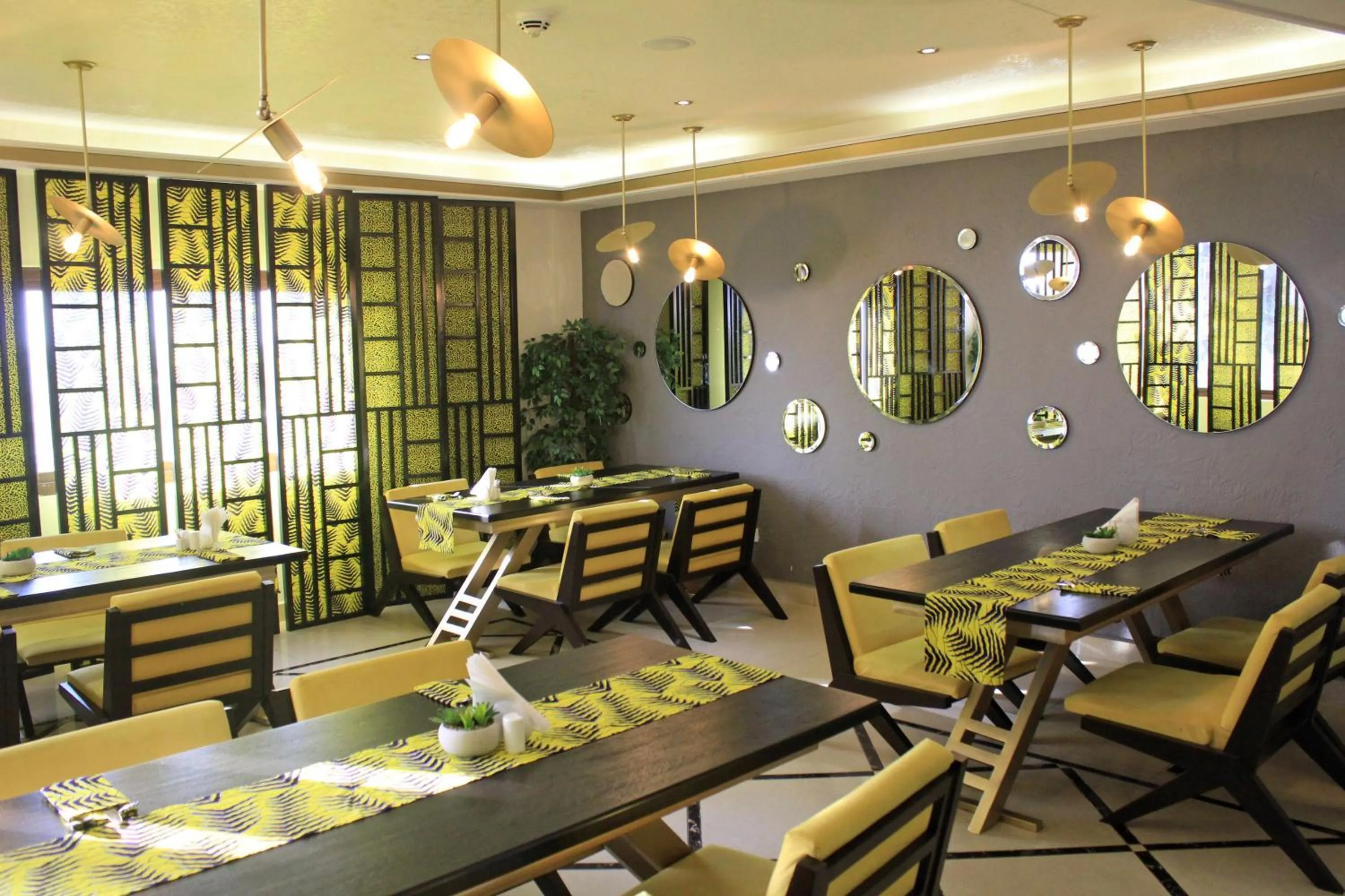 Restaurant/places to eat in Boulevard Palace Hotel