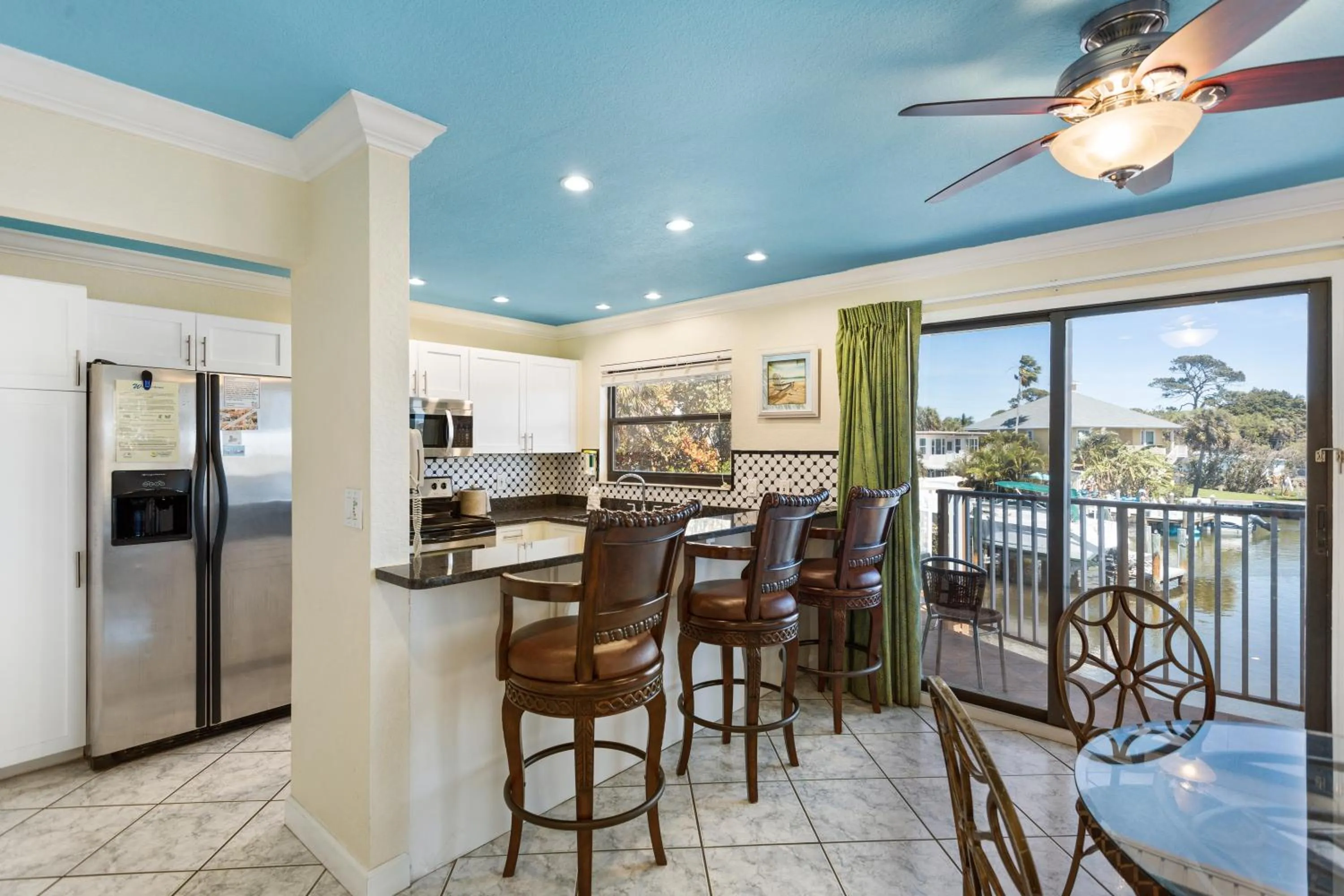 Kitchen or kitchenette in Bayview Plaza Waterfront Resort