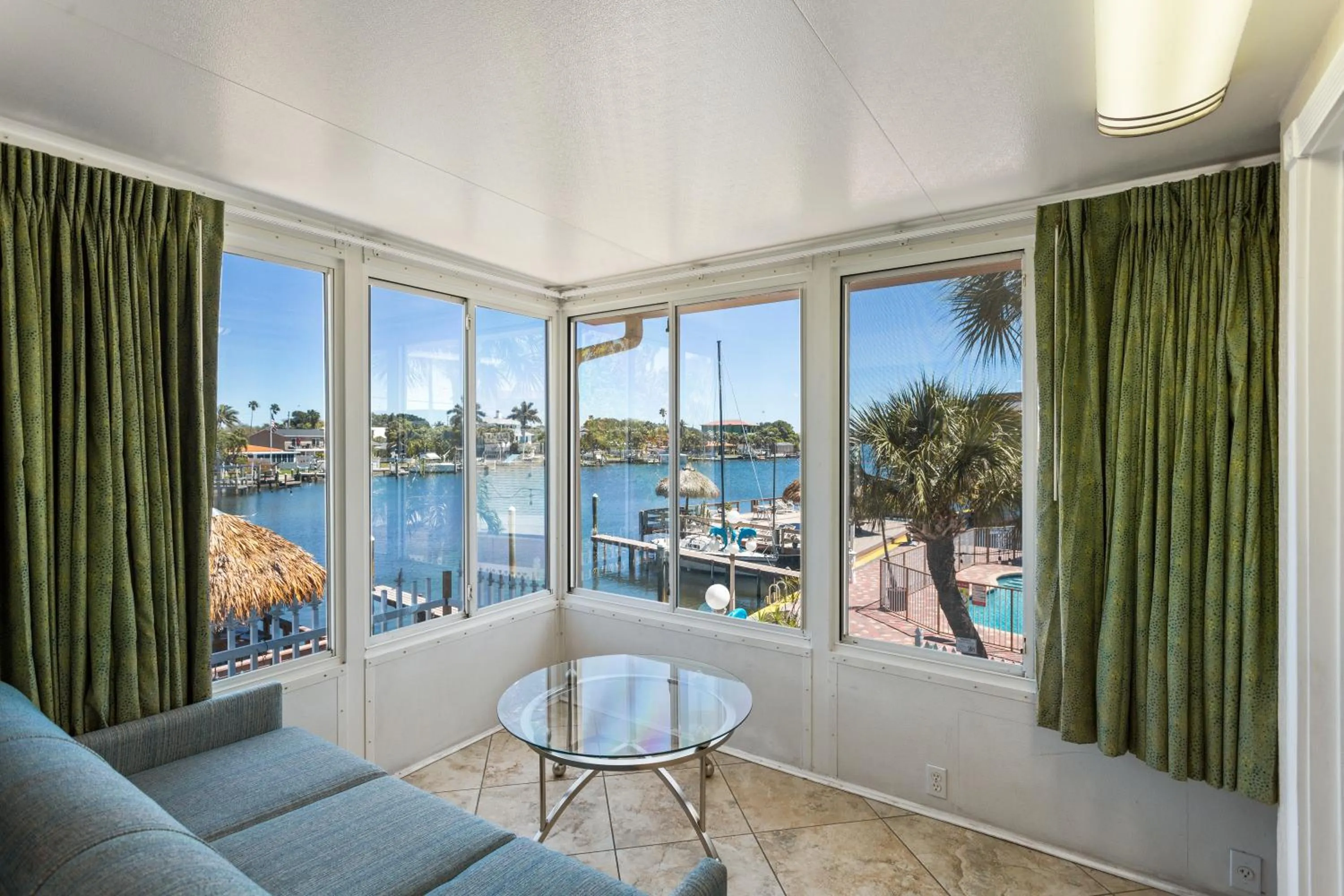 Living room in Bayview Plaza Waterfront Resort