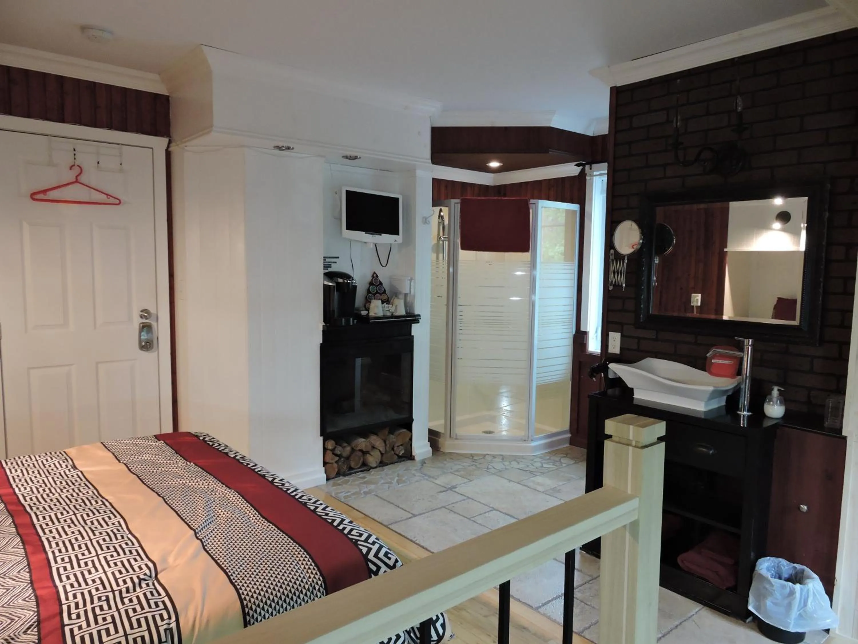 Photo of the whole room, Bed in Gite Passion et Tendresse B&B