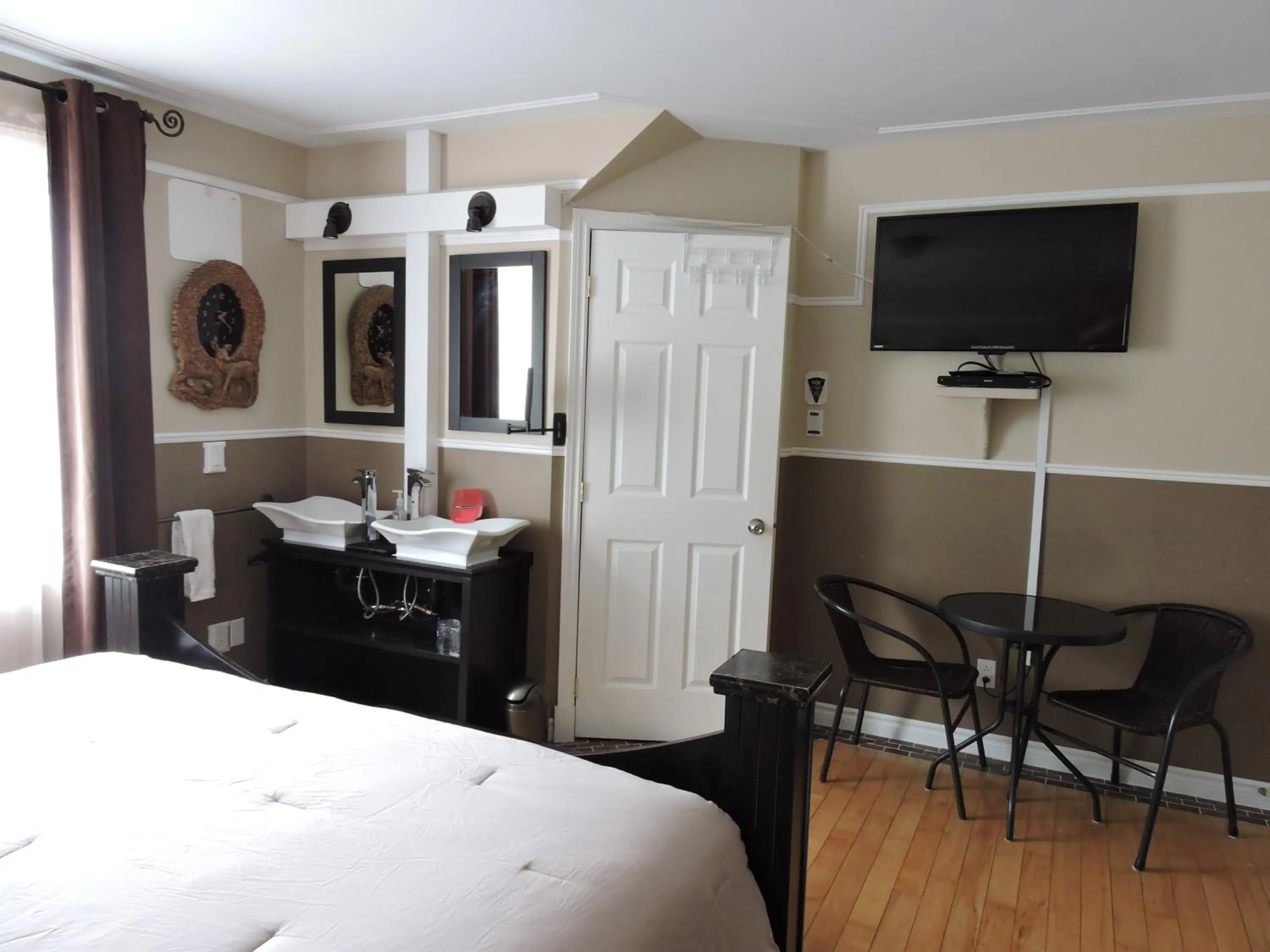 Photo of the whole room, Bed in Gite Passion et Tendresse B&B