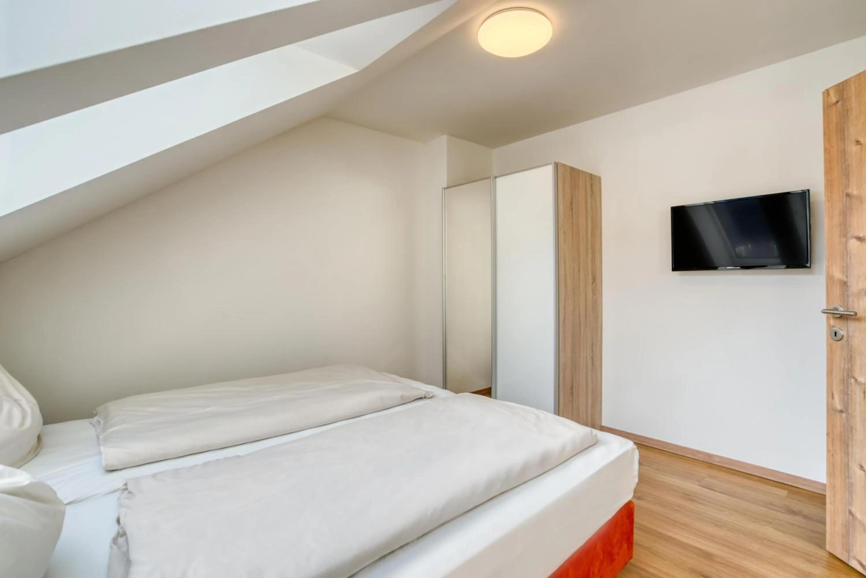 TV and multimedia, Bed in COOEE alpin Hotel Dachstein
