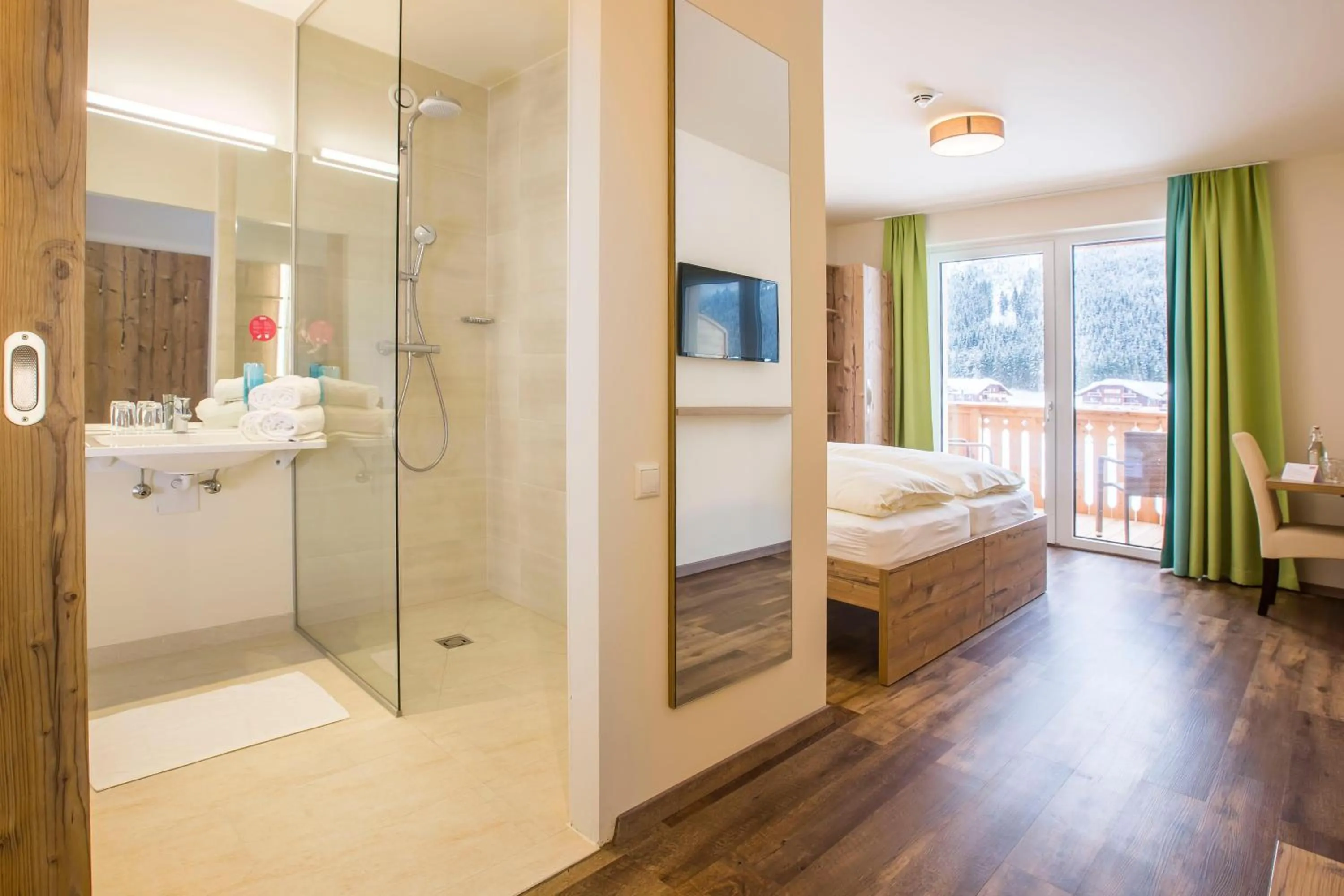 Shower, Bed in COOEE alpin Hotel Dachstein