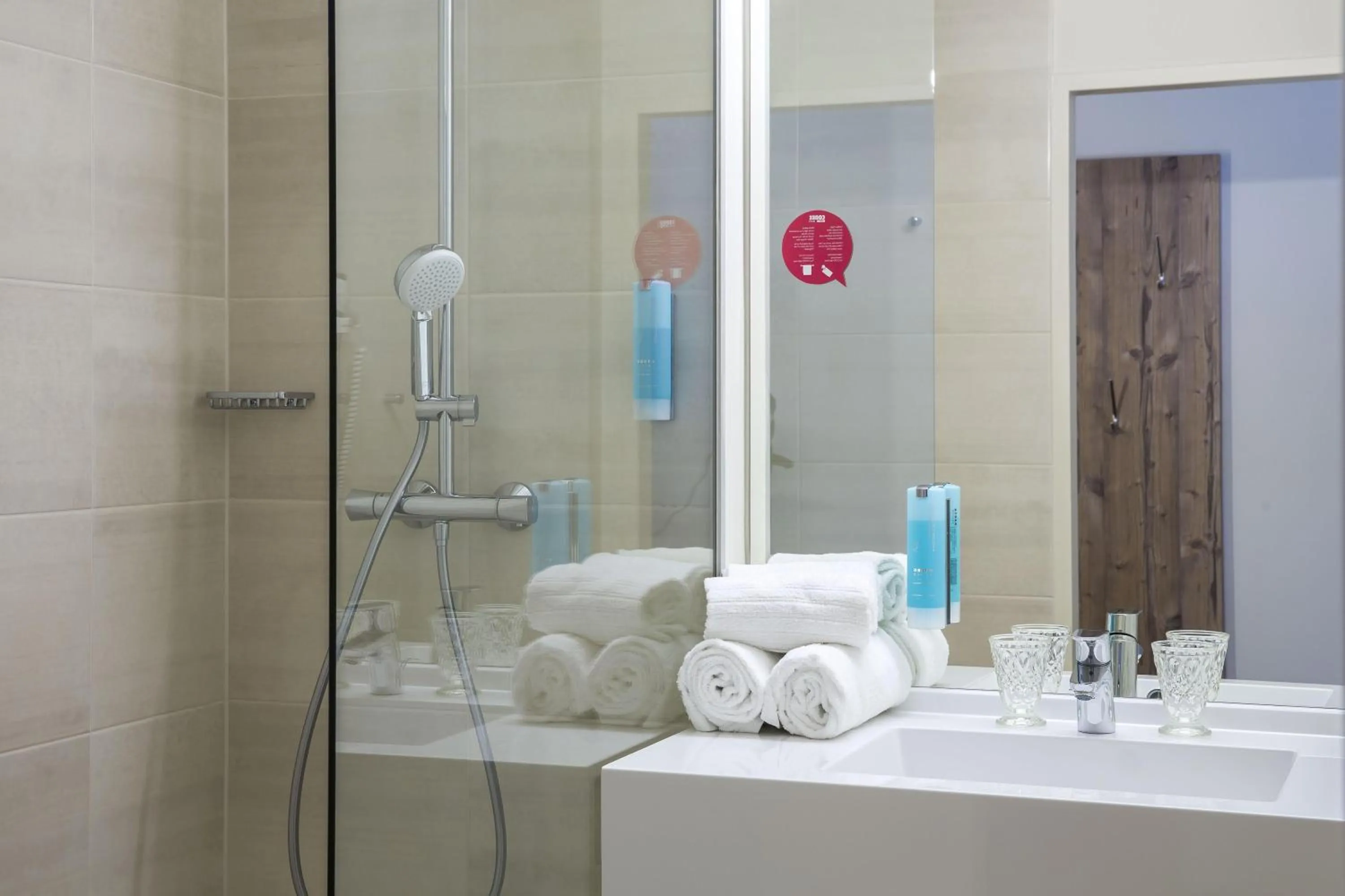 Shower in COOEE alpin Hotel Dachstein