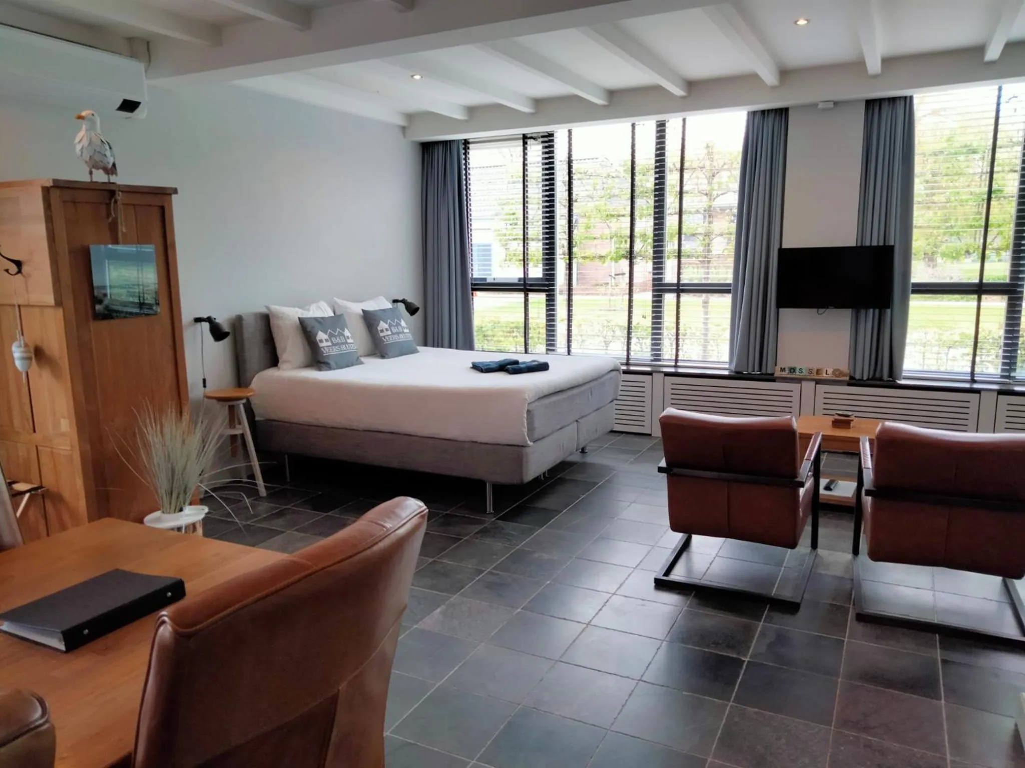 Seating area, Bed in B&B Veers Buuten