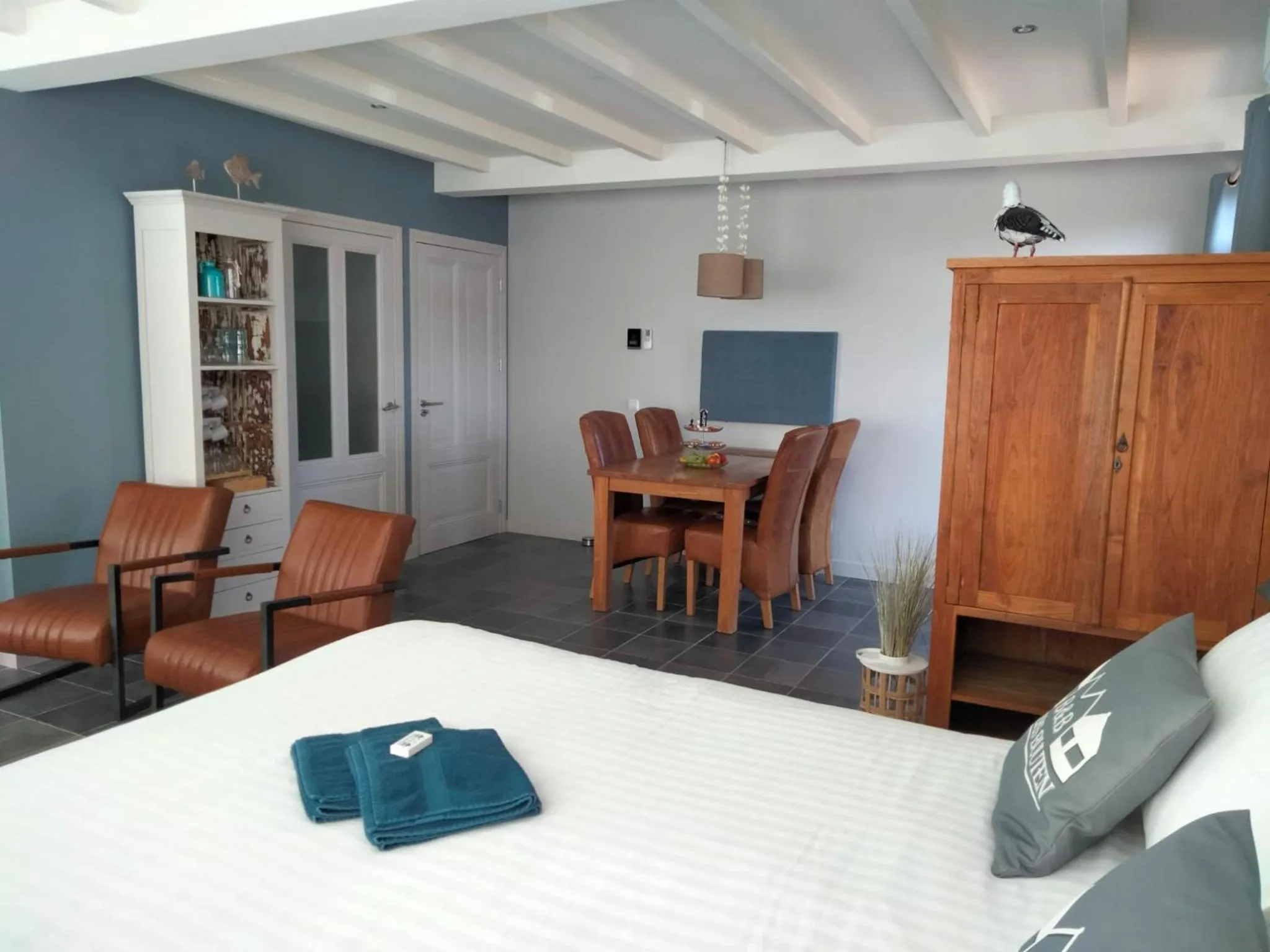 Seating area, Bed in B&B Veers Buuten