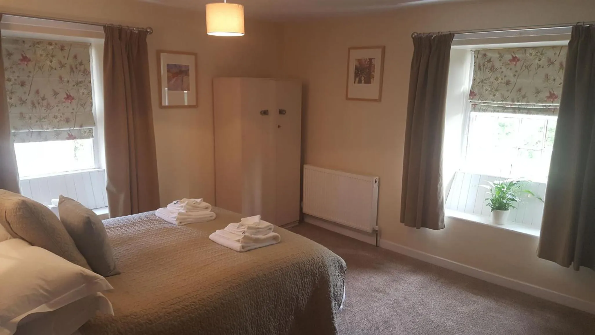 Superior King Room with Shower "Not Pet Friendly" in Red Lion Inn