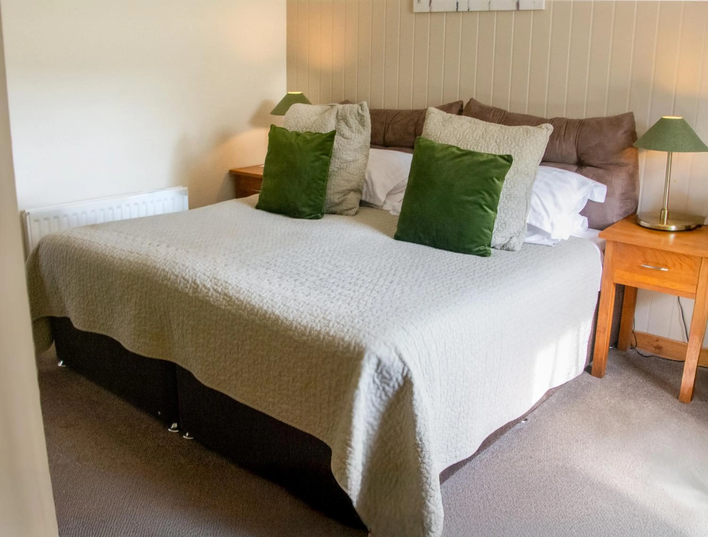 Bedroom, Bed in Red Lion Inn