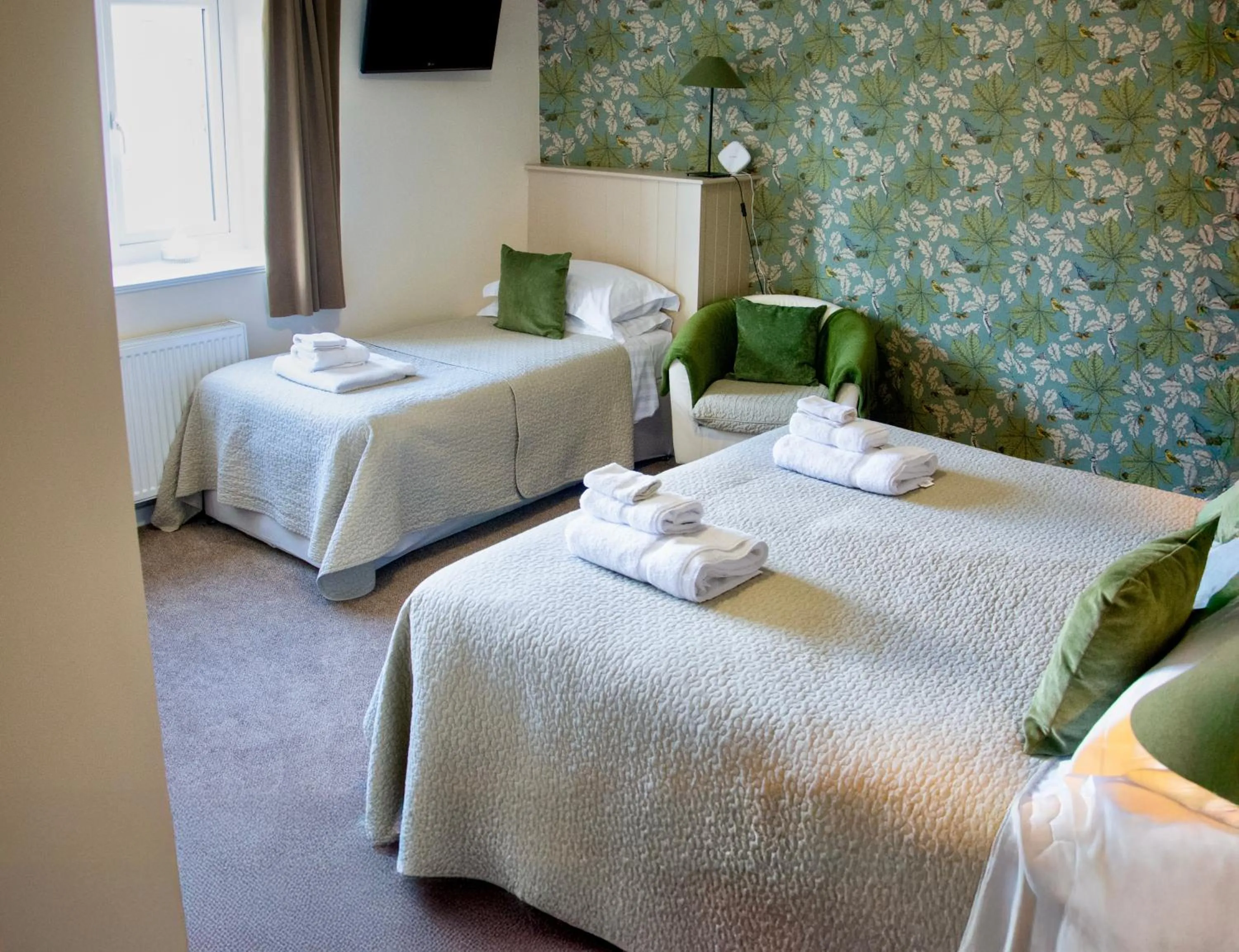 Bedroom, Bed in Red Lion Inn