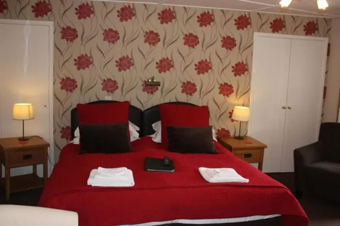Family Room with Shower "Not Pet Friendly" in Red Lion Inn