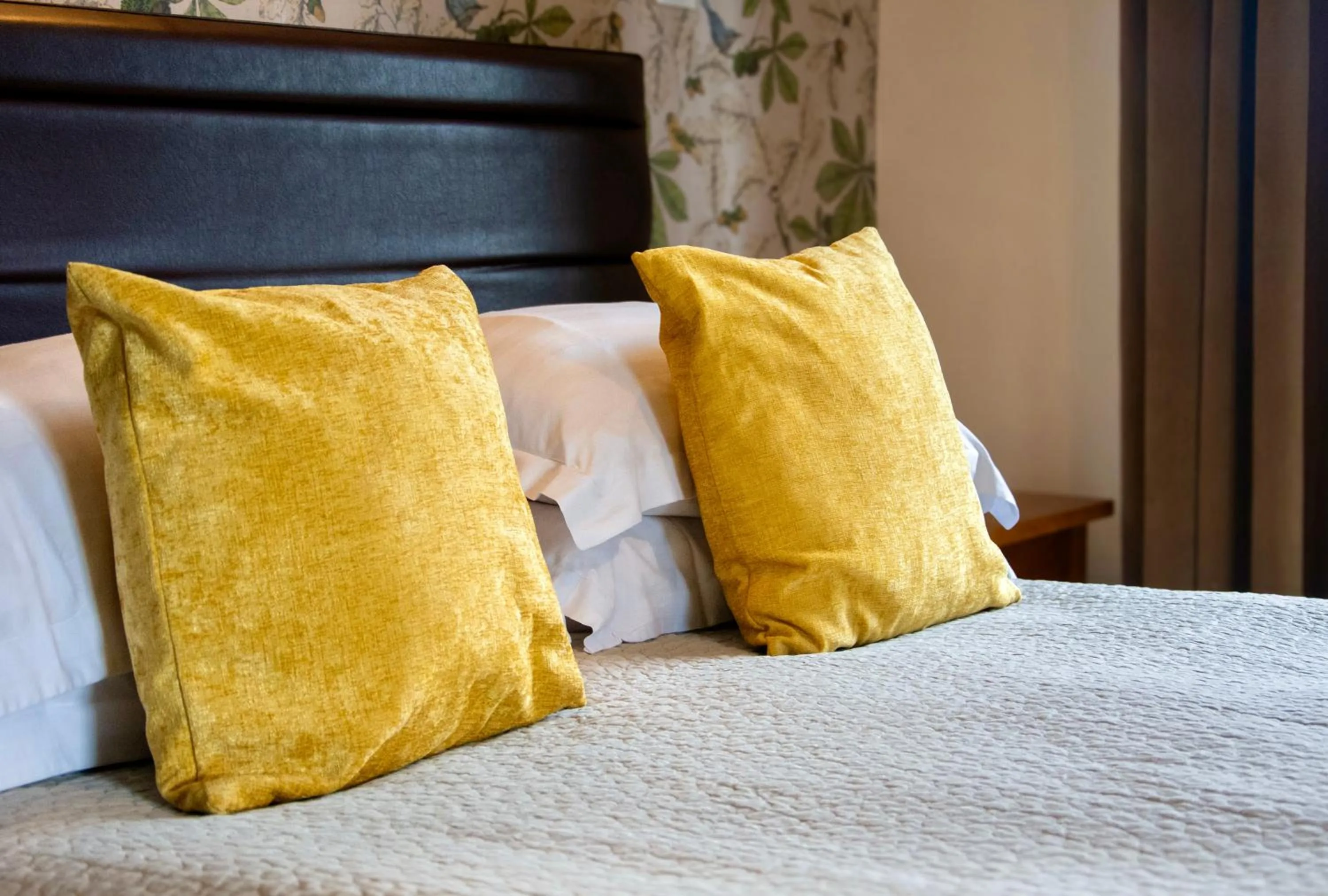 Bedroom, Bed in Red Lion Inn