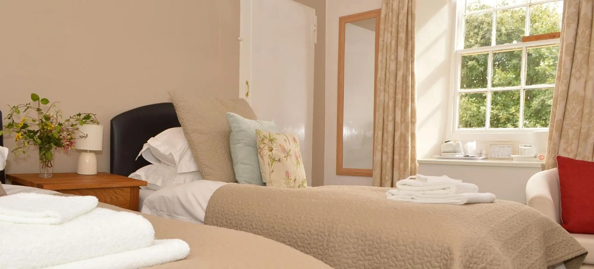 Double Room with Private Bathroom "Not Pet Friendly" in Red Lion Inn