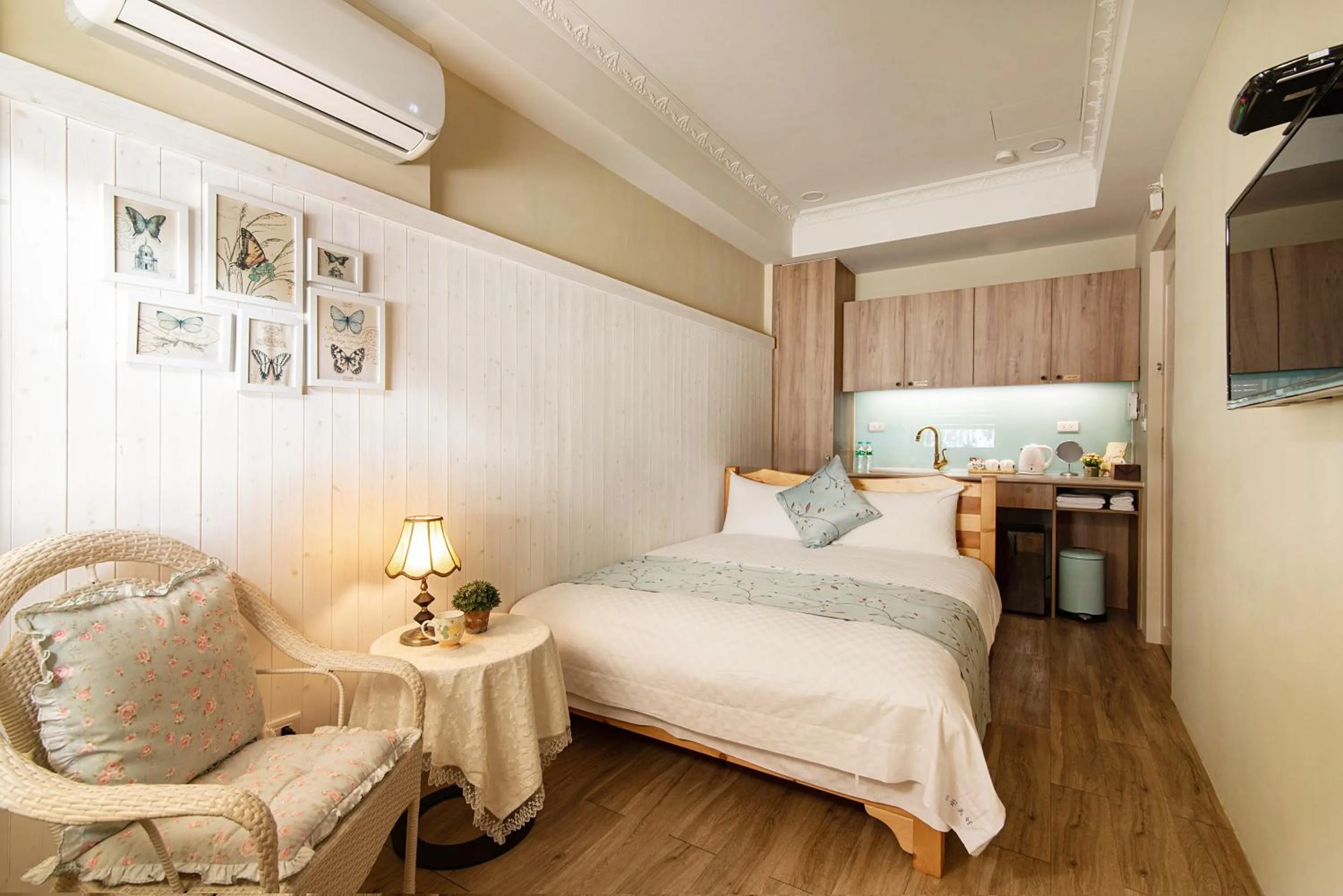 Photo of the whole room, Bed in Good day