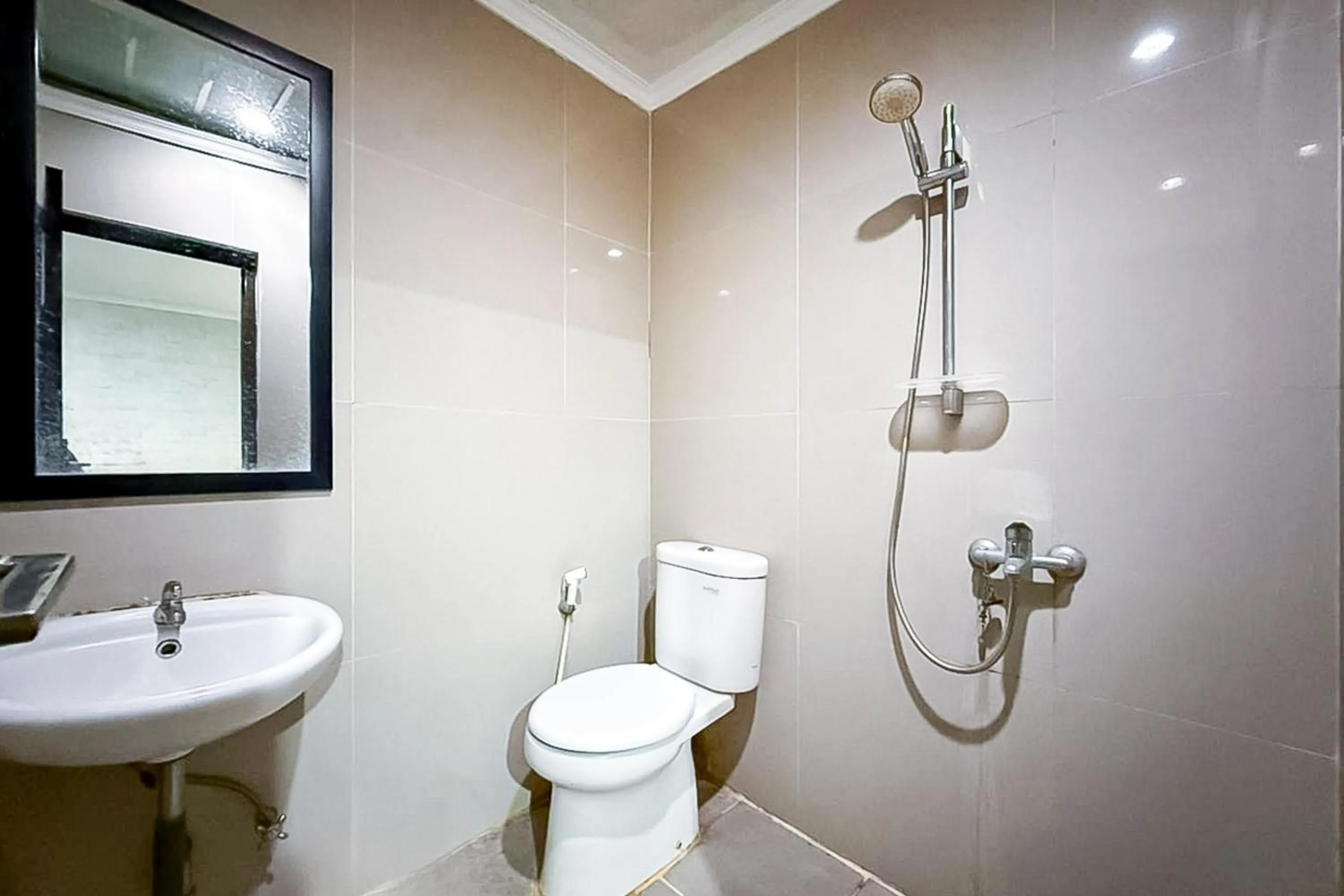 Bathroom in RedDoorz near Gedung Sate 2