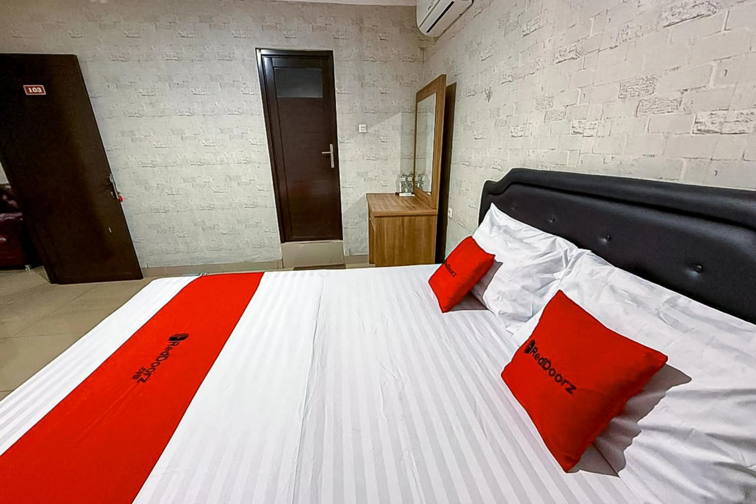 Bedroom, Bed in RedDoorz near Gedung Sate 2