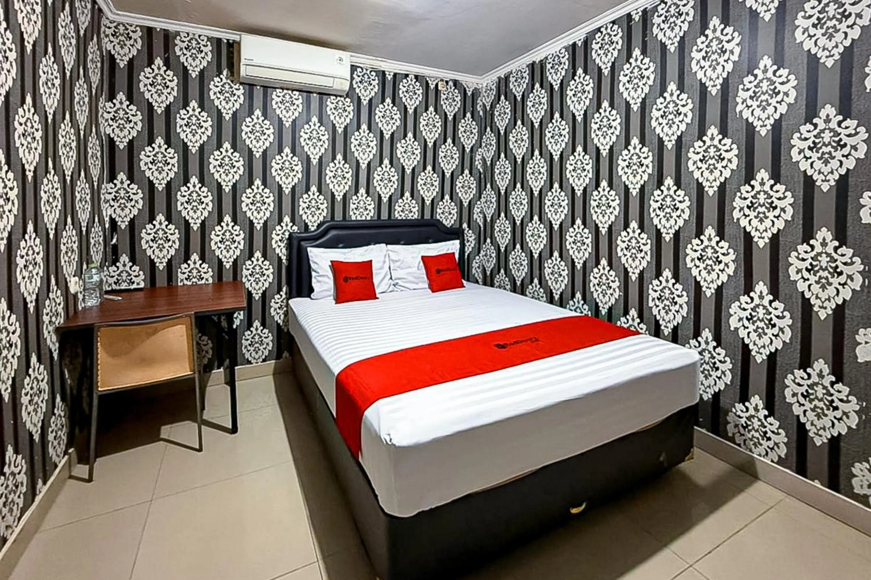 Bedroom, Bed in RedDoorz near Gedung Sate 2