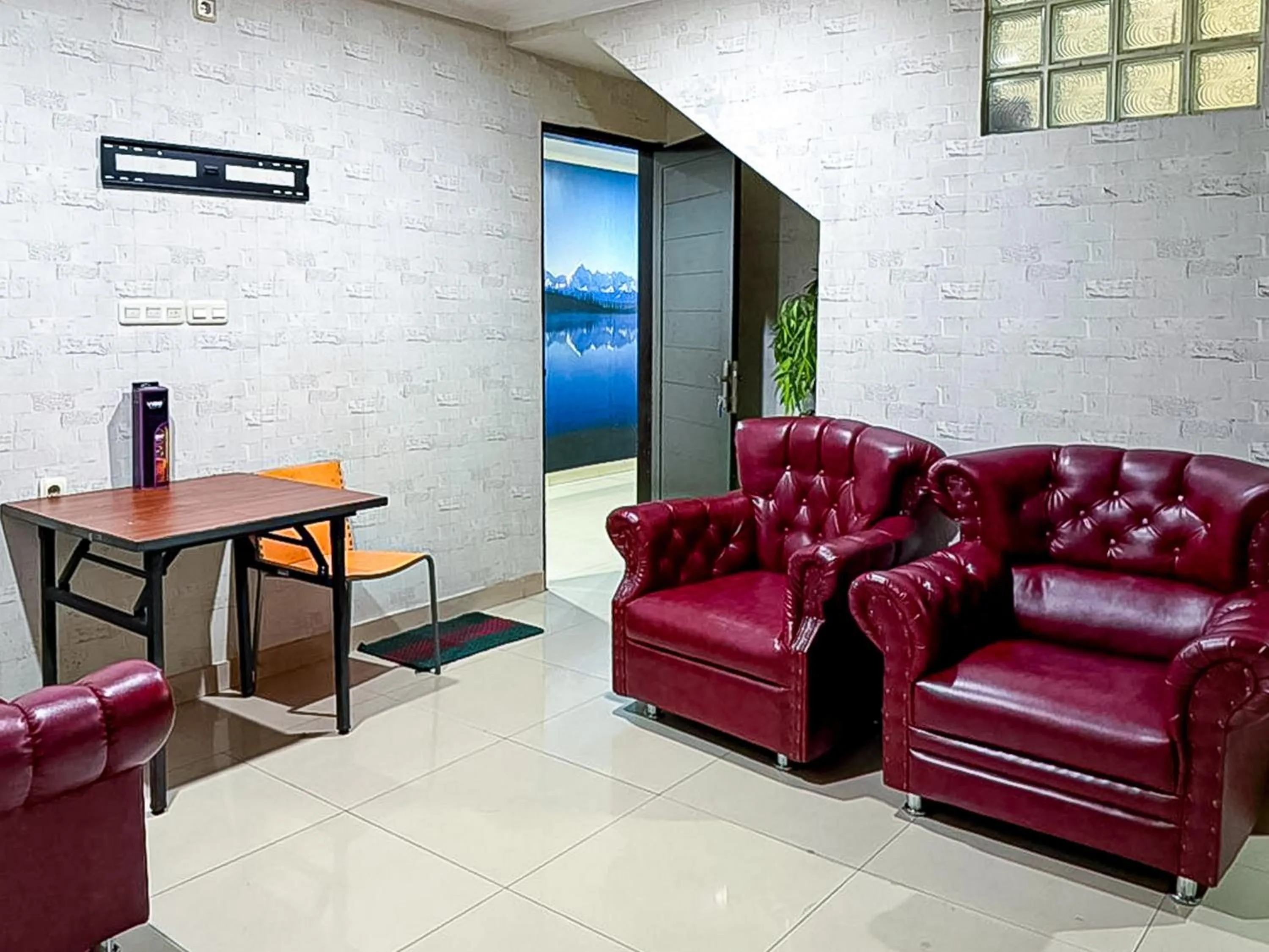 Seating area in RedDoorz near Gedung Sate 2