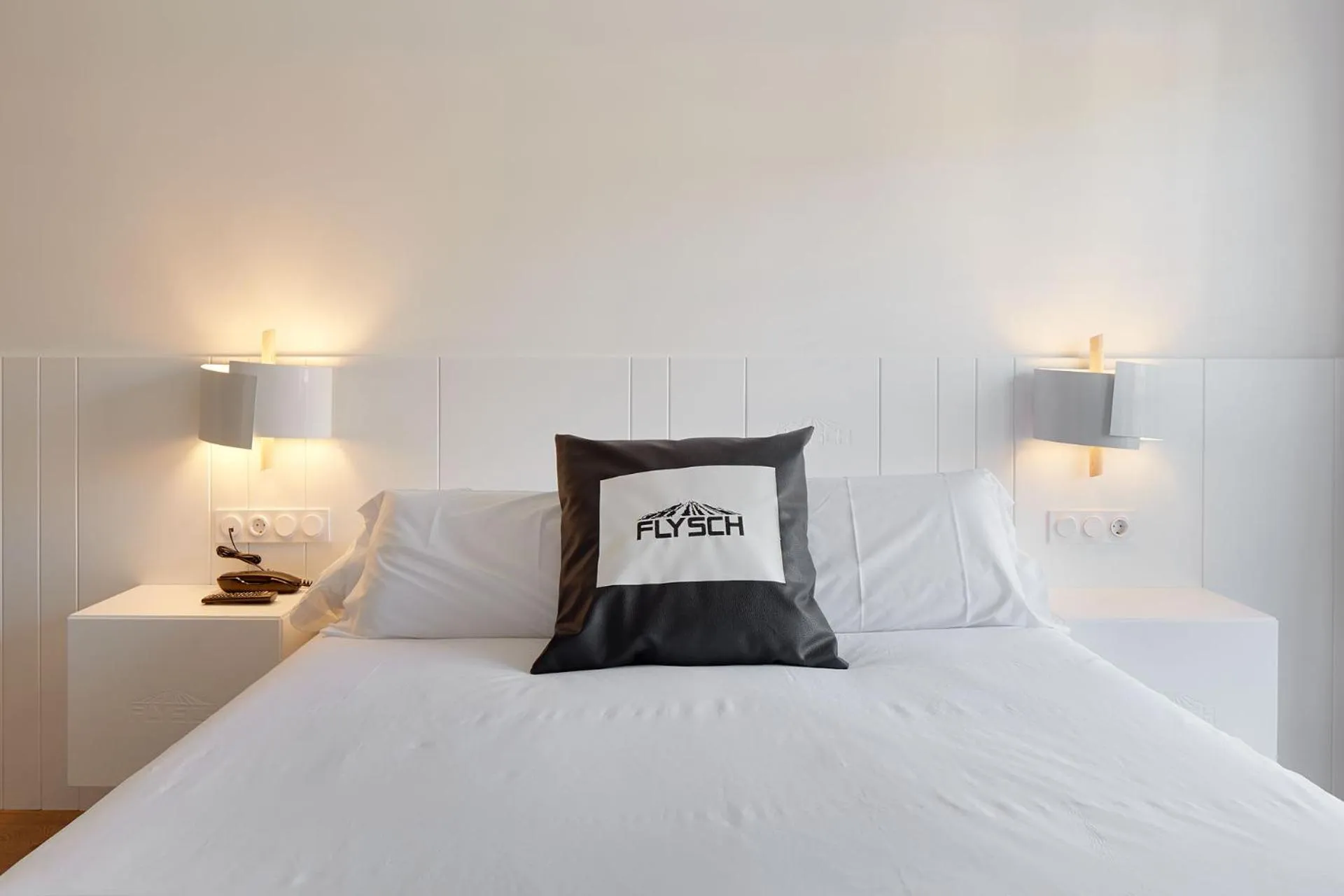 Text overlay, Bed in Hotel Flysch