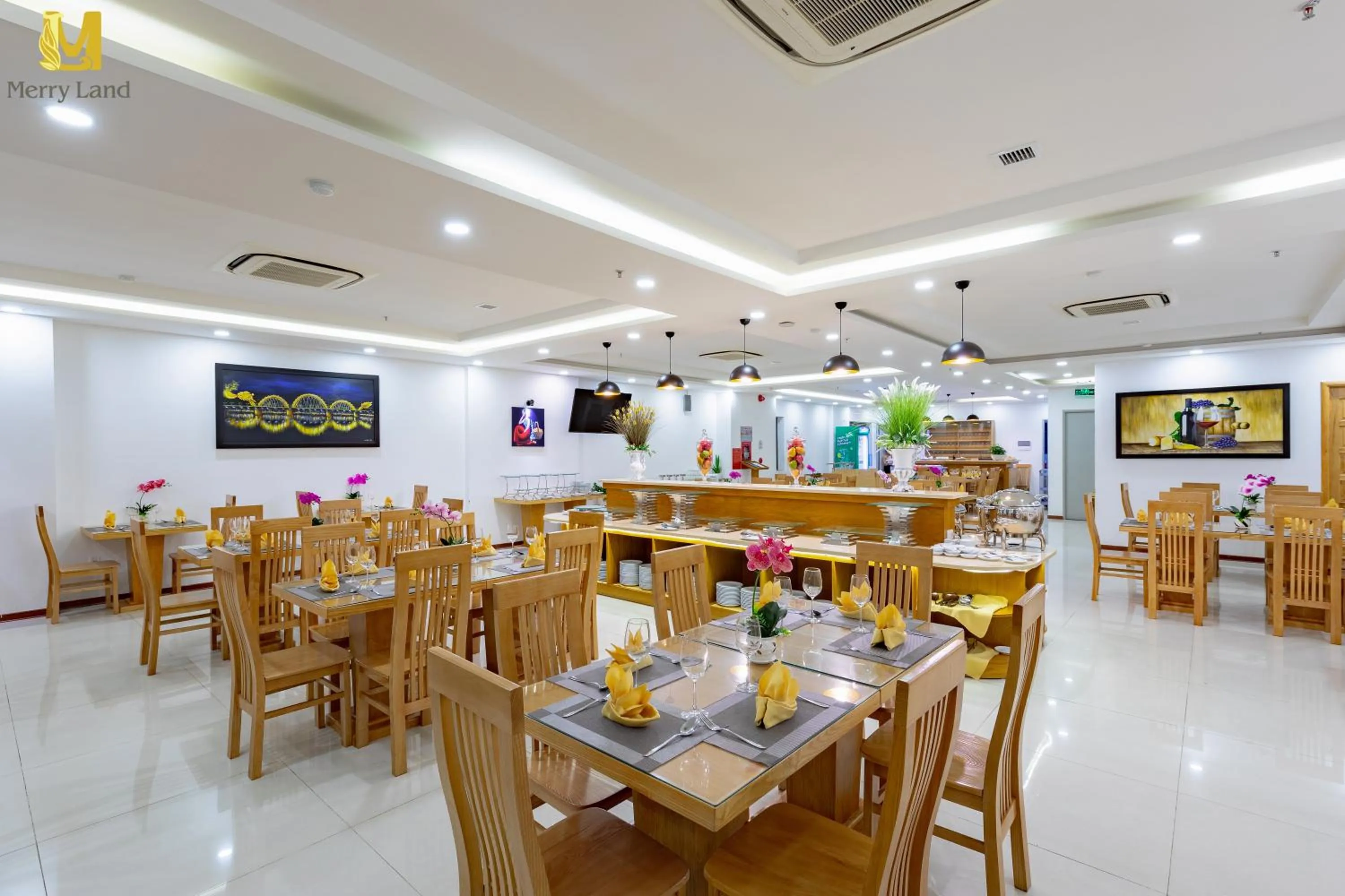Restaurant/places to eat in Merry Land Hotel Da Nang