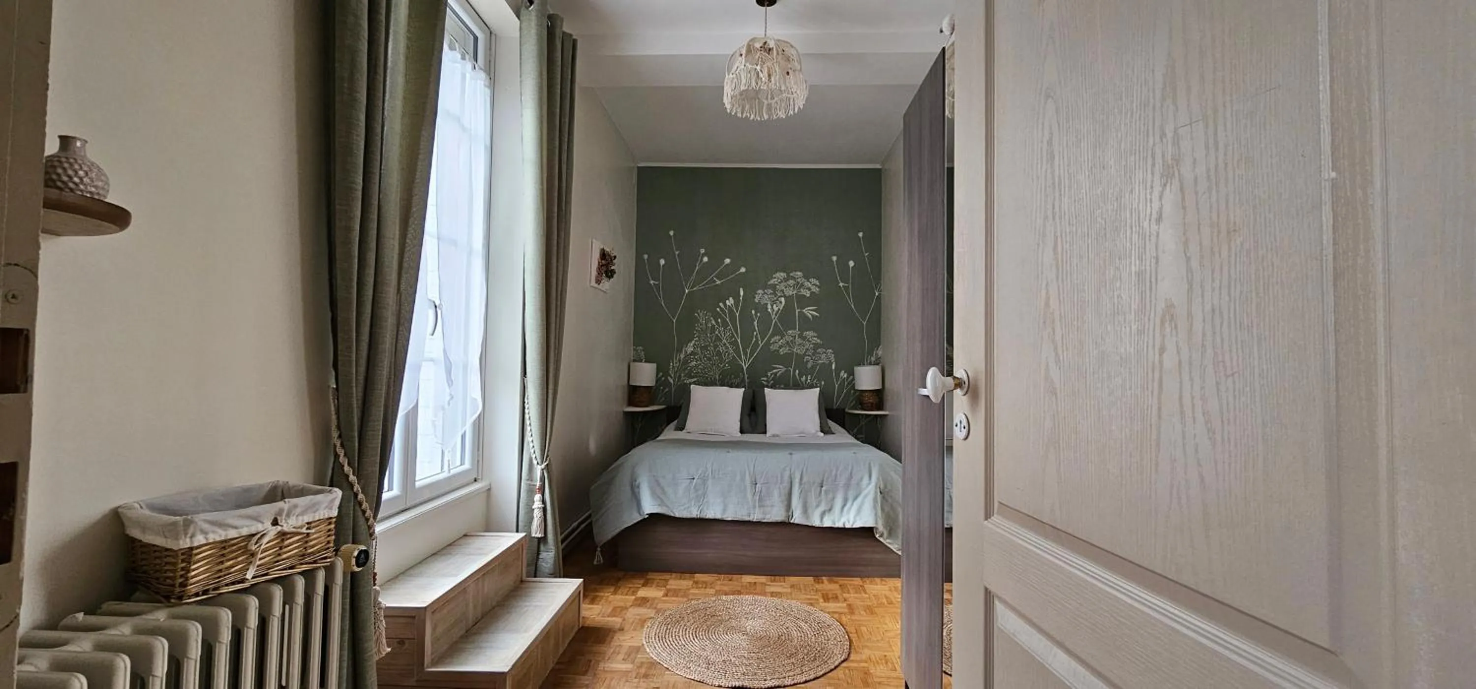 Photo of the whole room, Bed in La Maison de Vénus