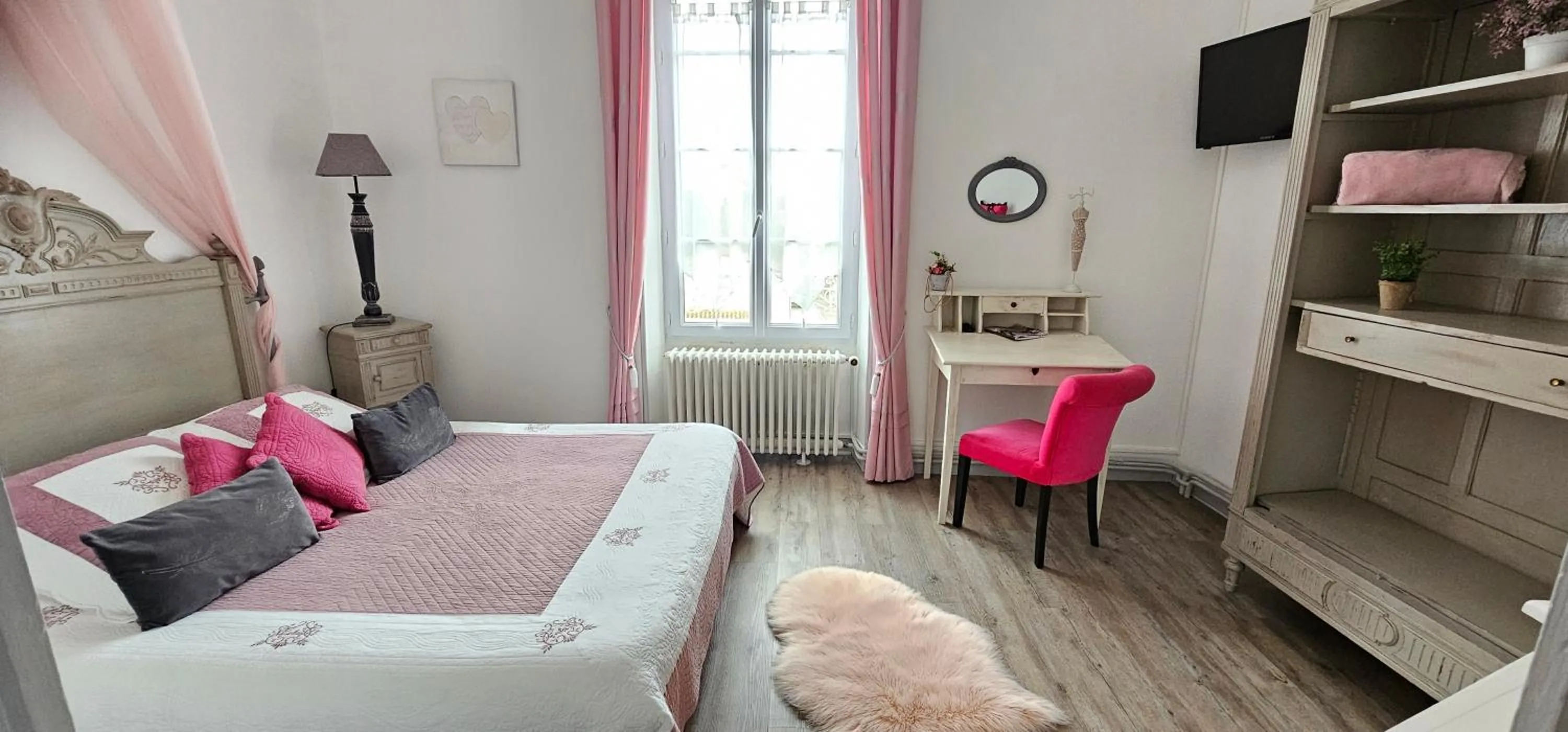 Photo of the whole room, Bed in La Maison de Vénus