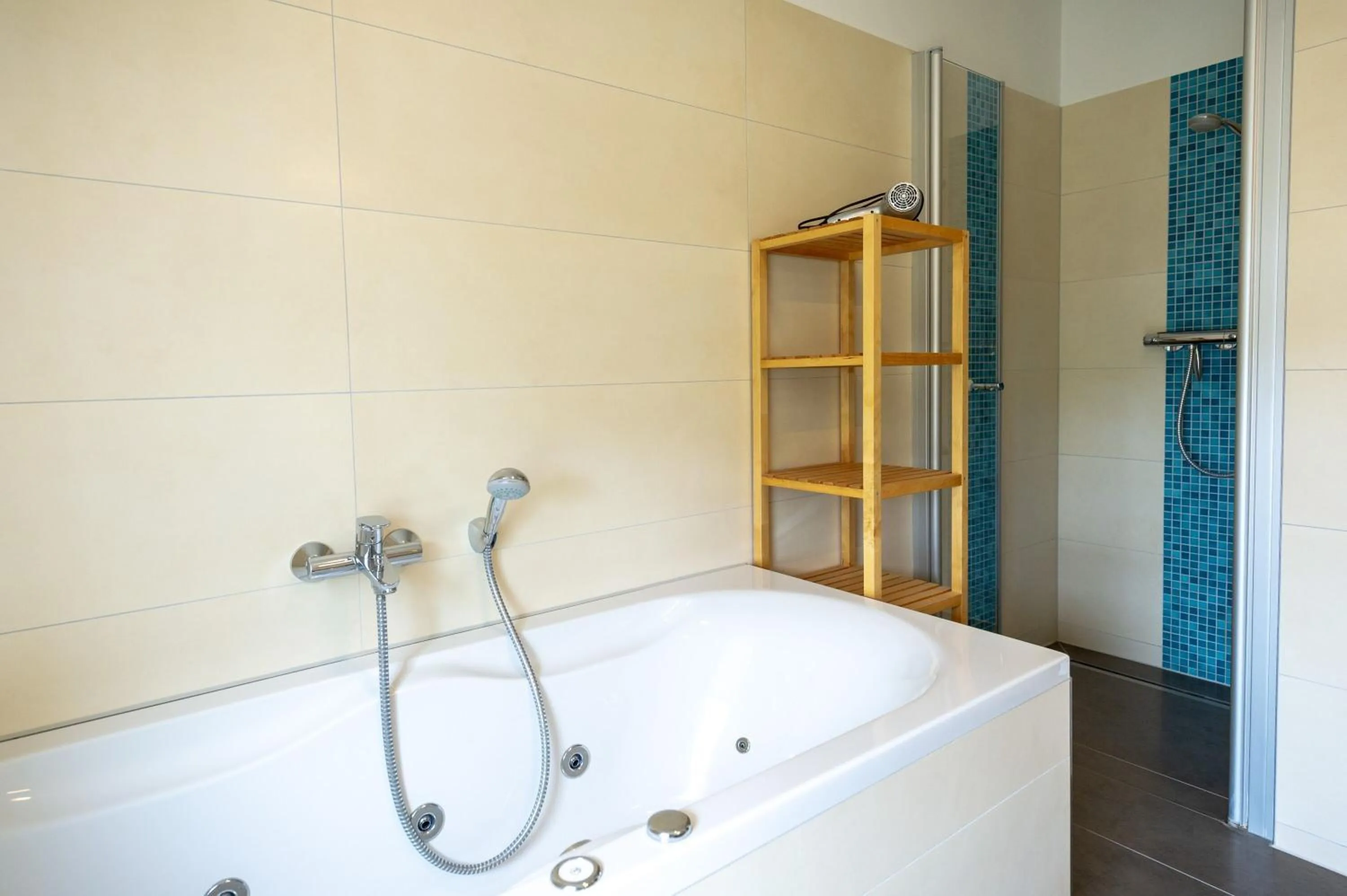 Shower in Haus Jasmund in Sellin - WG02 mit Kamin, Sauna, Whirlwanne, Terrasse