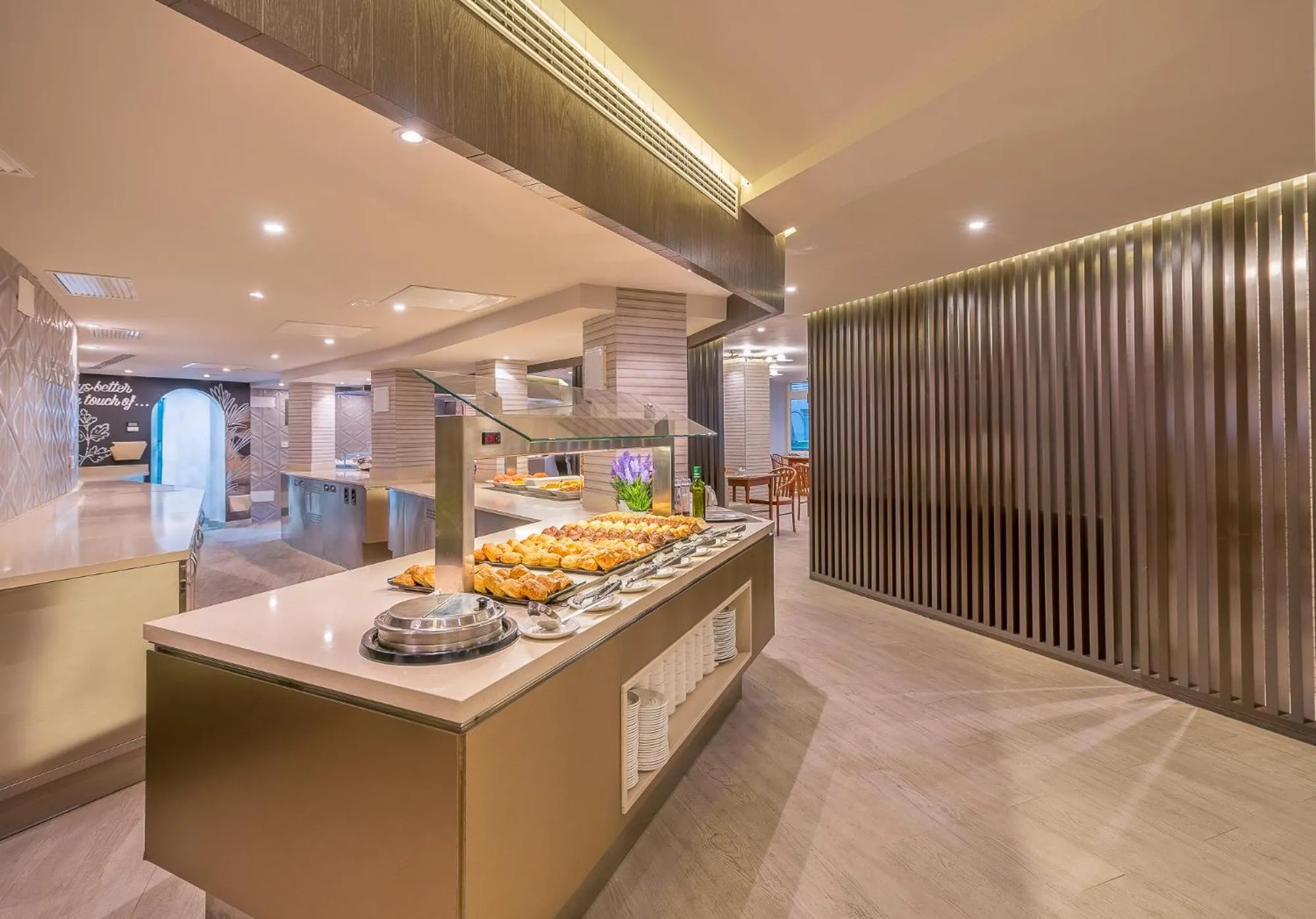 Restaurant/places to eat in Hotel LIVVO Koala Garden